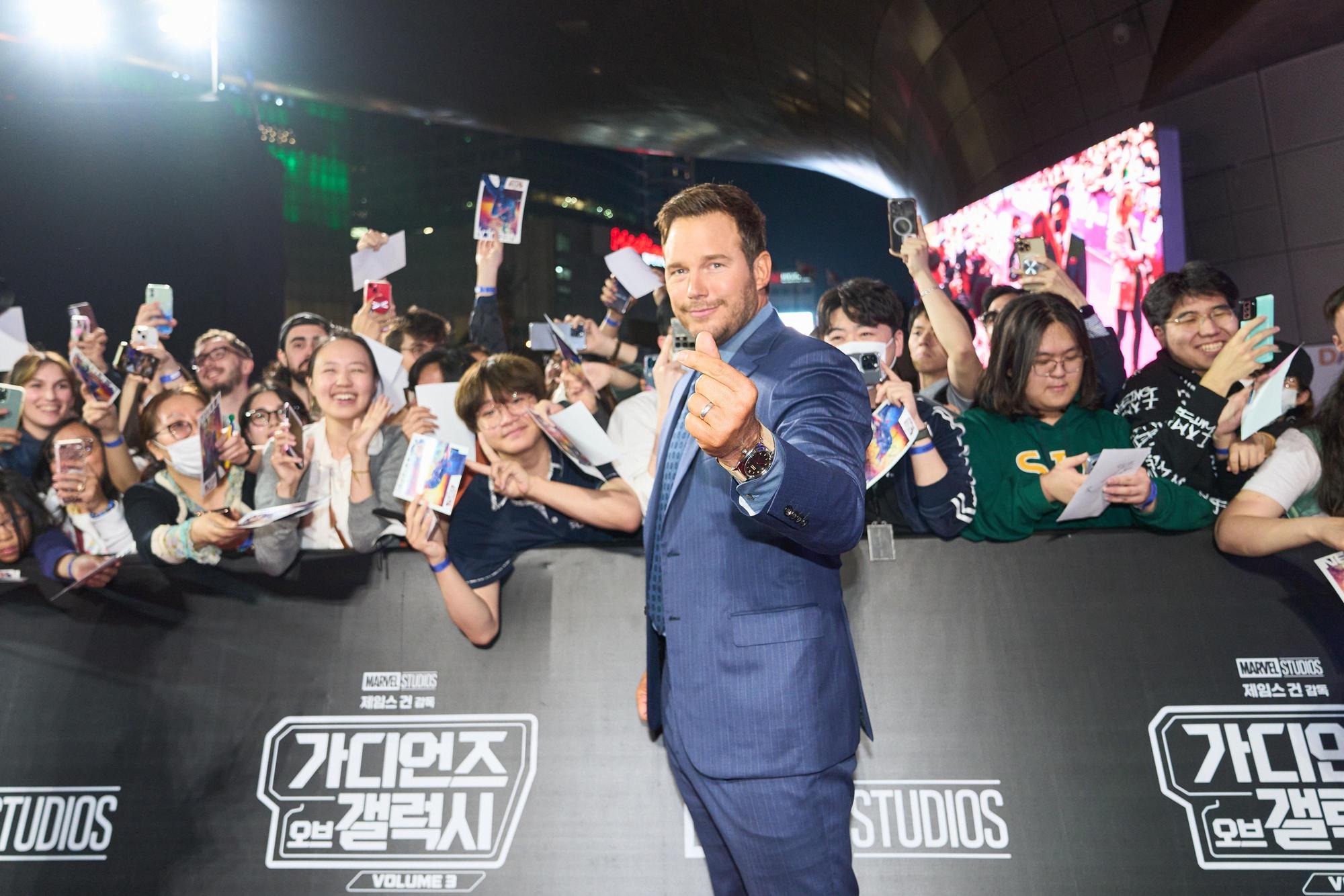 克里斯普瑞特在《星際異攻隊3》首爾見面會上秀出手指愛心。（漫威影業提供）
