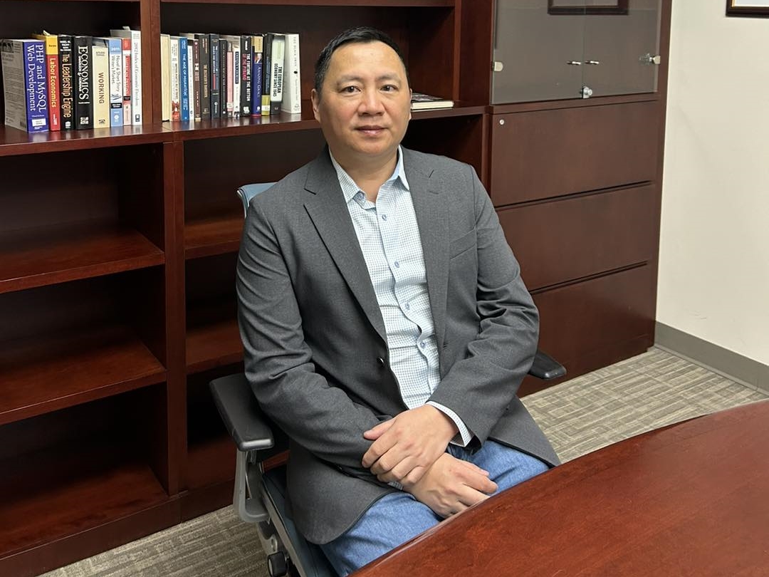 中國民運人士王丹近日被爆出，曾對當時年僅19歲的政治工作者李男強吻並試圖性侵。（翻攝自王丹臉書）