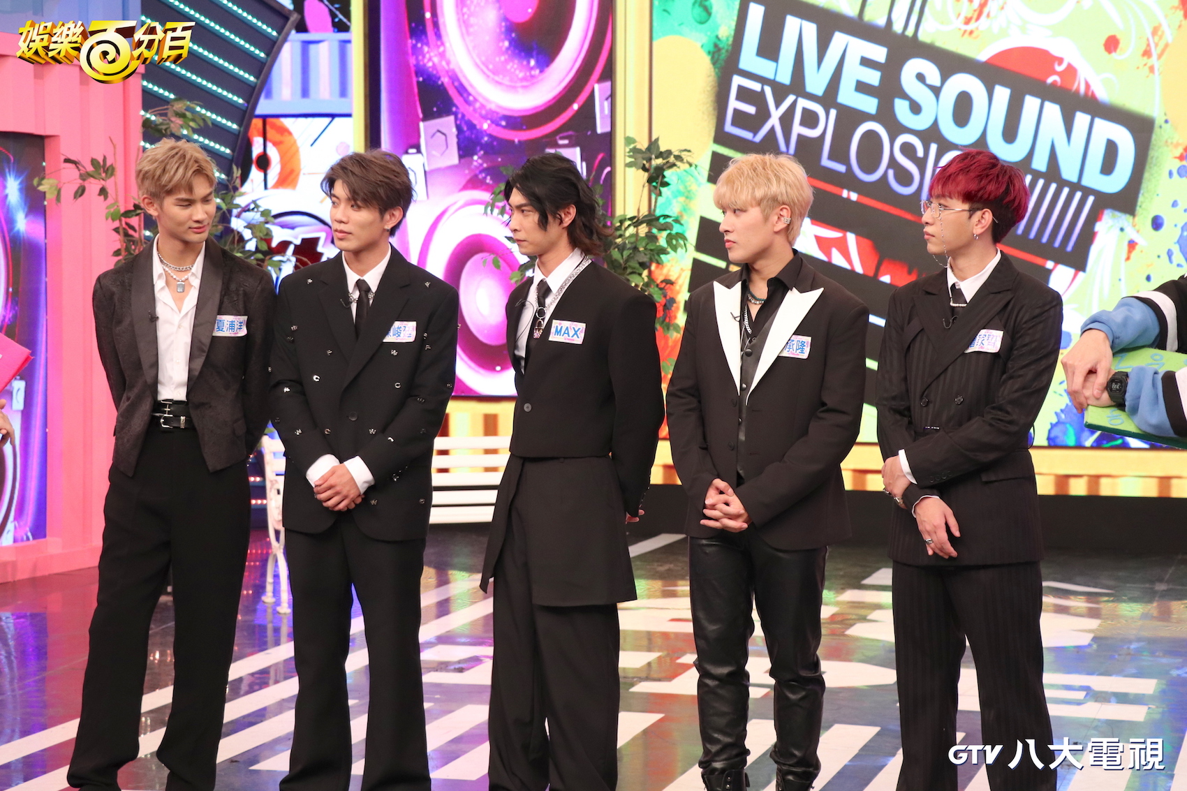 男團FEniX日前推出同名專輯，並參加八大綜合台《娛樂百分百》「貳拾捌許願井」單元錄影。（八大）