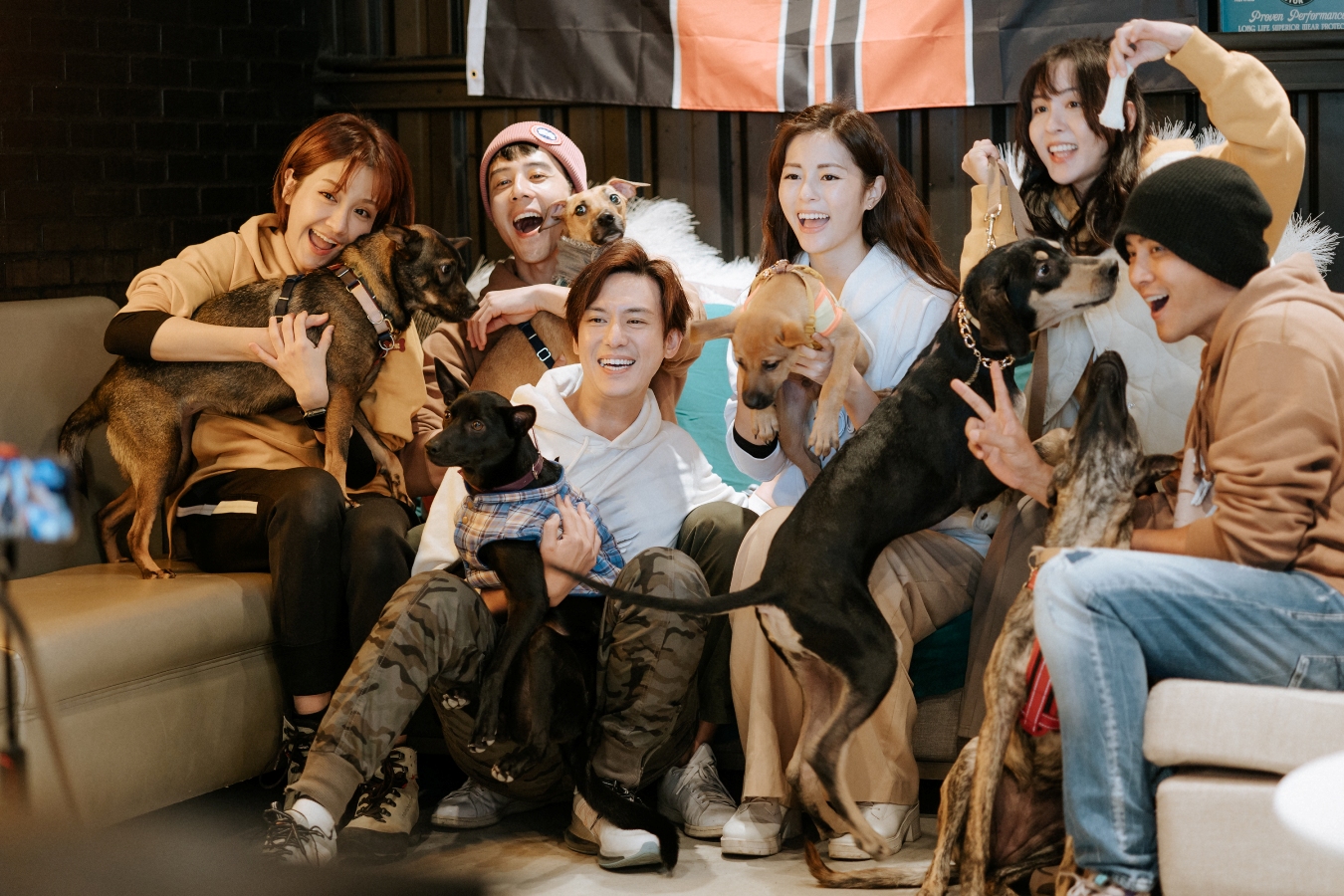 魏蔓（左起）、胡宇威、陳楚河、任容萱、李宣榕跟羅志祥養浪浪。（三立提供）