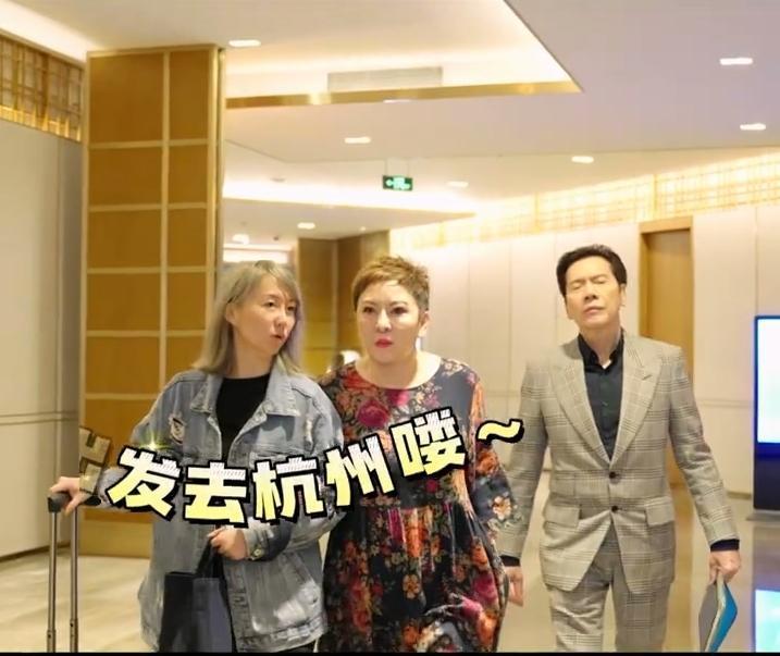 向太挽著疑似女助理的手臂走在前,老公向華強跟在身後,霸氣全都在老婆身上。(翻攝自向太抖音)