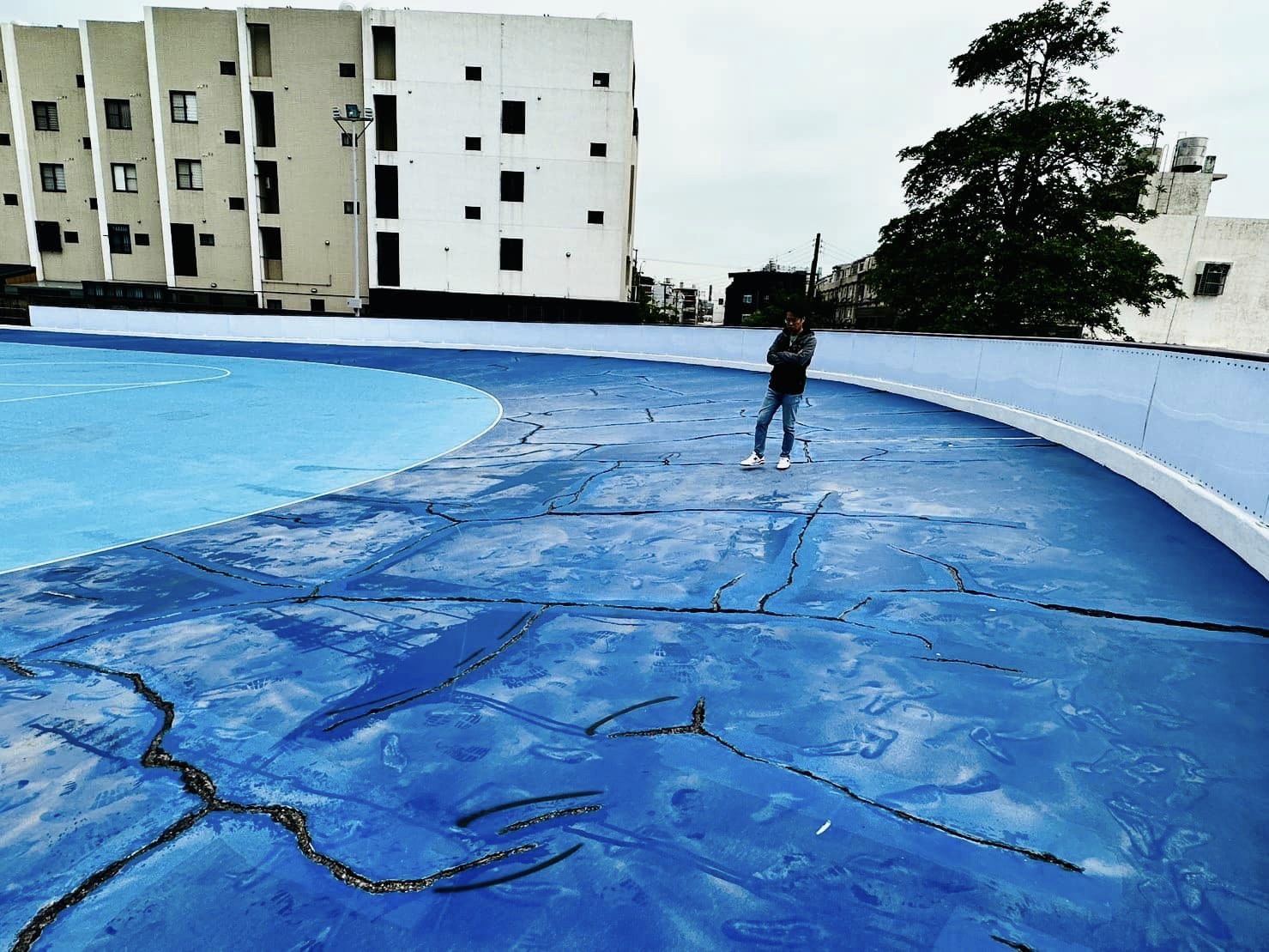 苗栗縣府以近2,000萬元於頭份市六合國小分校預定地進行綜合運動場改建，不過溜冰場才落成2個月已經體無完膚。（翻攝自陳光軒・dpp苗栗縣議員臉書）