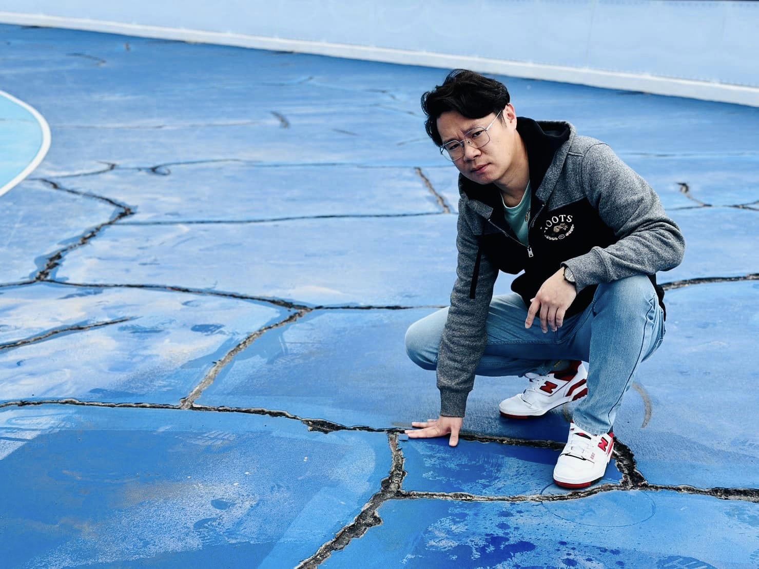 剛啟用2個月的溜冰場已經出現多處龜裂，縣議員陳光軒看不下去，怒批「真的太誇張了！」（翻攝自陳光軒・dpp苗栗縣議員臉書）
