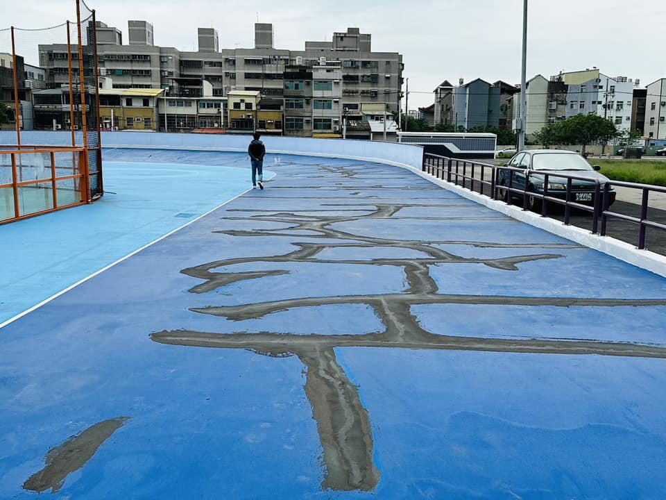 溜冰場從落成後就一直在補裂縫，讓陳光軒懷疑這個工程偷工減料。（翻攝自陳光軒・dpp苗栗縣議員臉書）