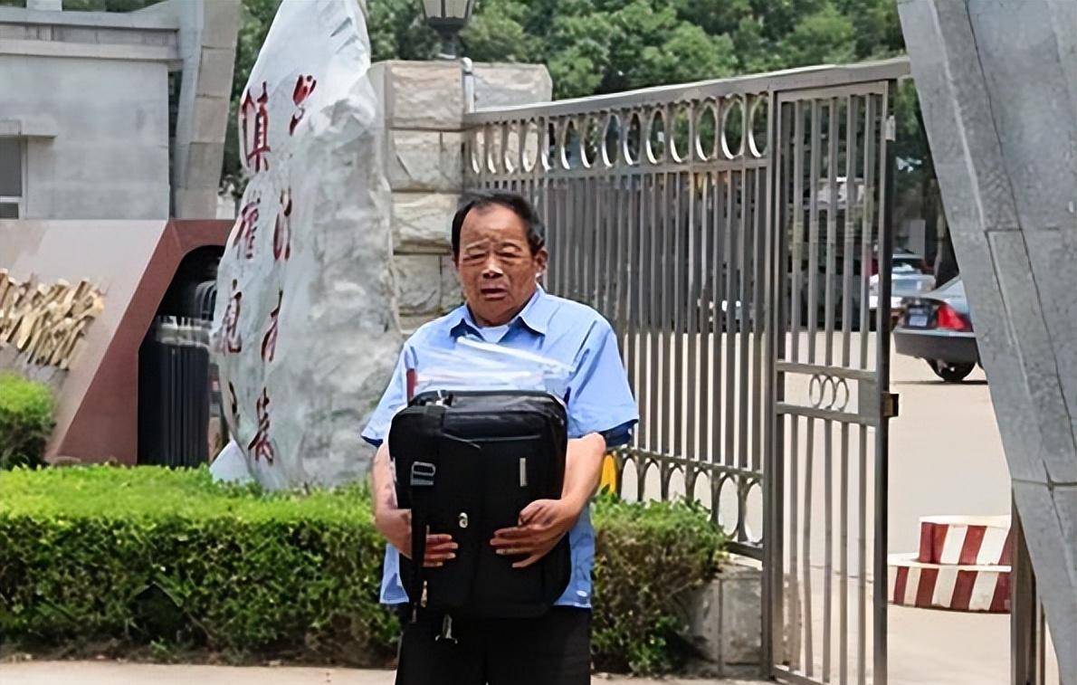 鄭父堅持為兒奔走討公道。(翻自《搜狐》)
