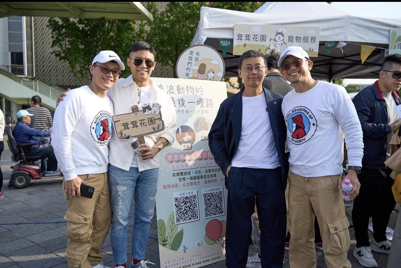 呱吉（右2）日前為「浪浪解脫公益火化計畫」活動站台。（茸茸花園提供）