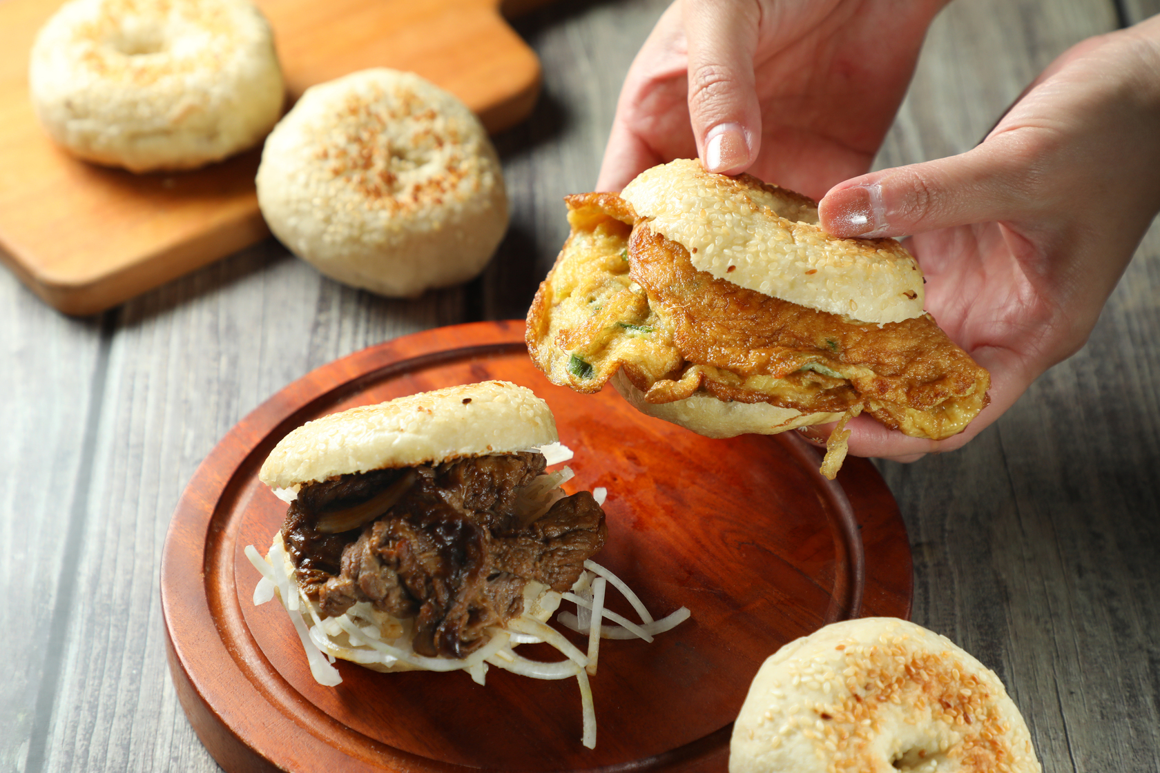 水料理的「繼光餅」是由老闆母親親手揉製，」以蒸煮的方式減少油膩感。（左，包夾滷牛肉， 80元／份；右，包夾蚵仔煎蛋，90元／份）