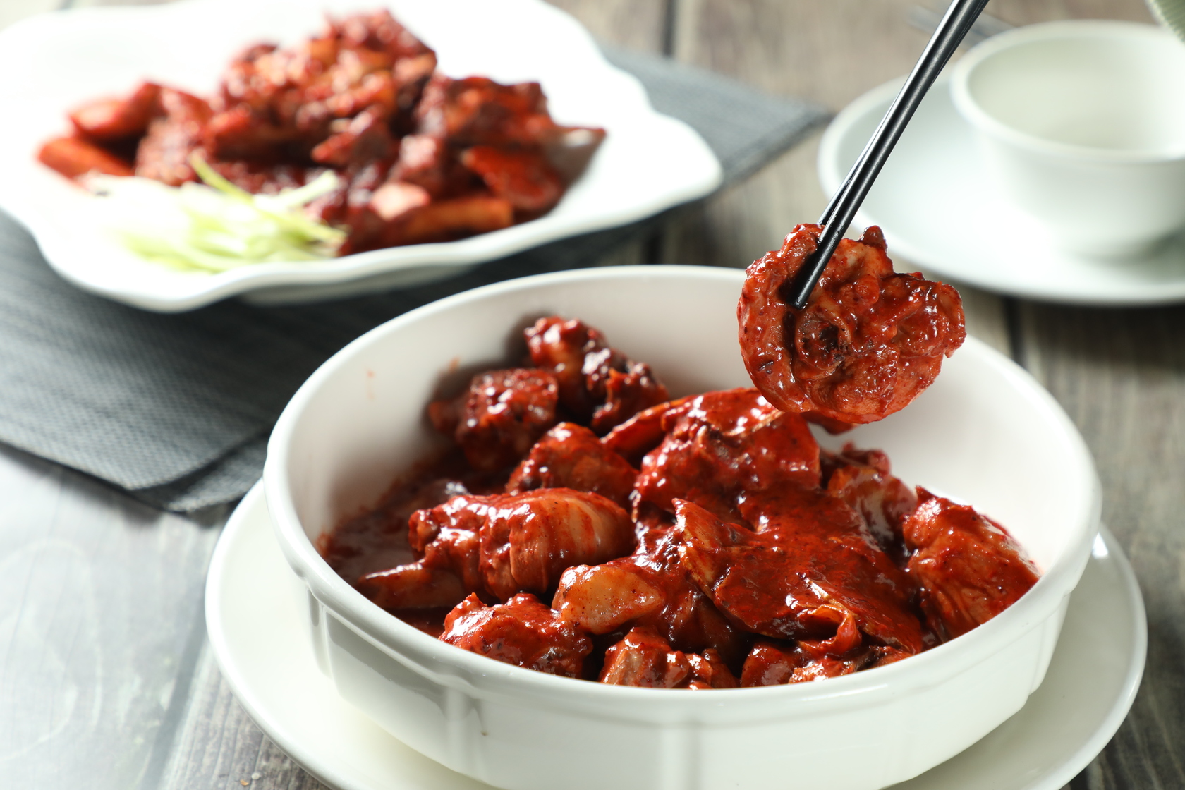 「紅糟雞肉」（前，680元／份）使用成本較高的桂丁雞腿肉，可嘗到酒香，也有「紅糟羊肉」（後，480元／份）。（皆需預約）