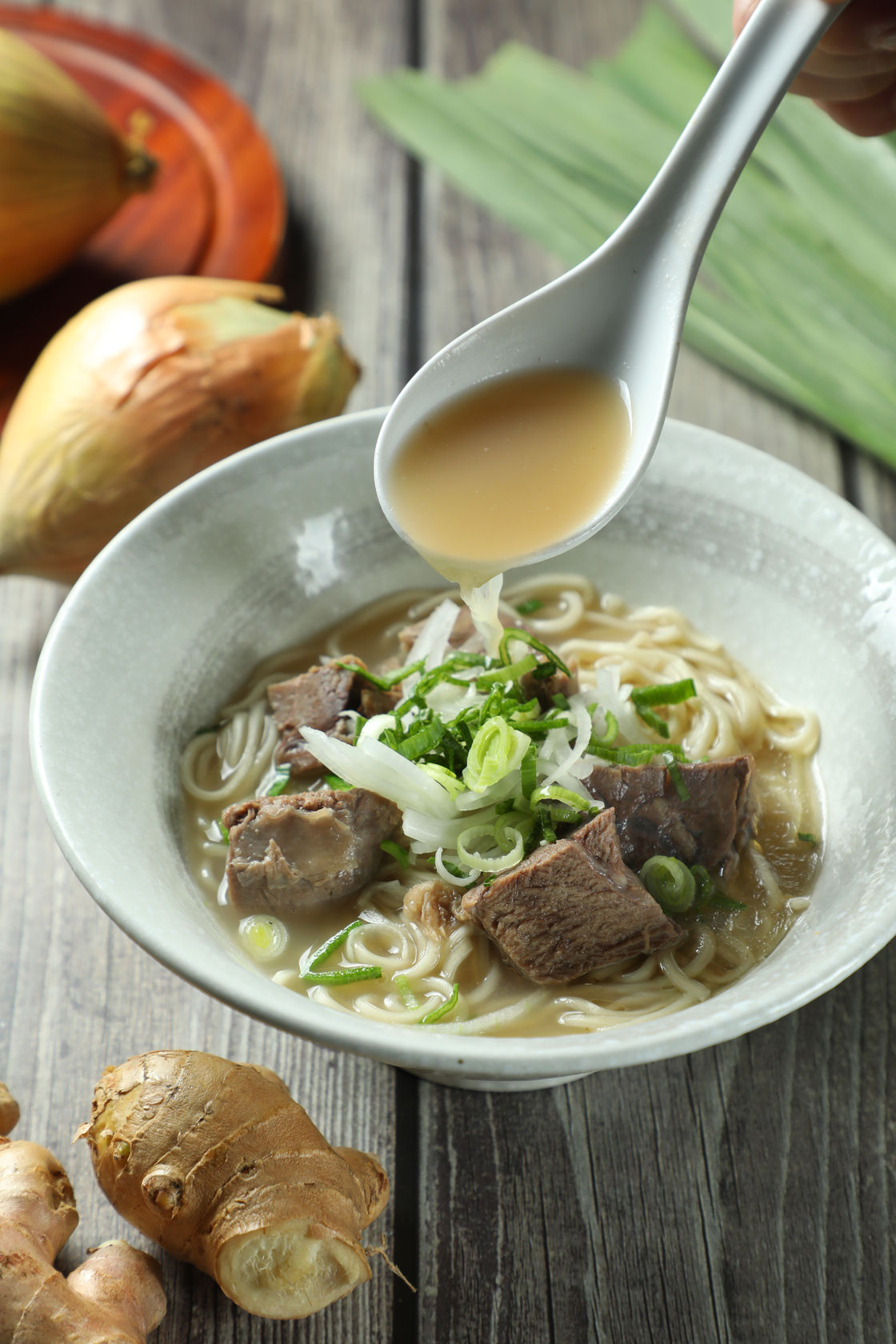 「清燉牛肉麵」的湯頭得熬上十多個小時。（200元／碗）