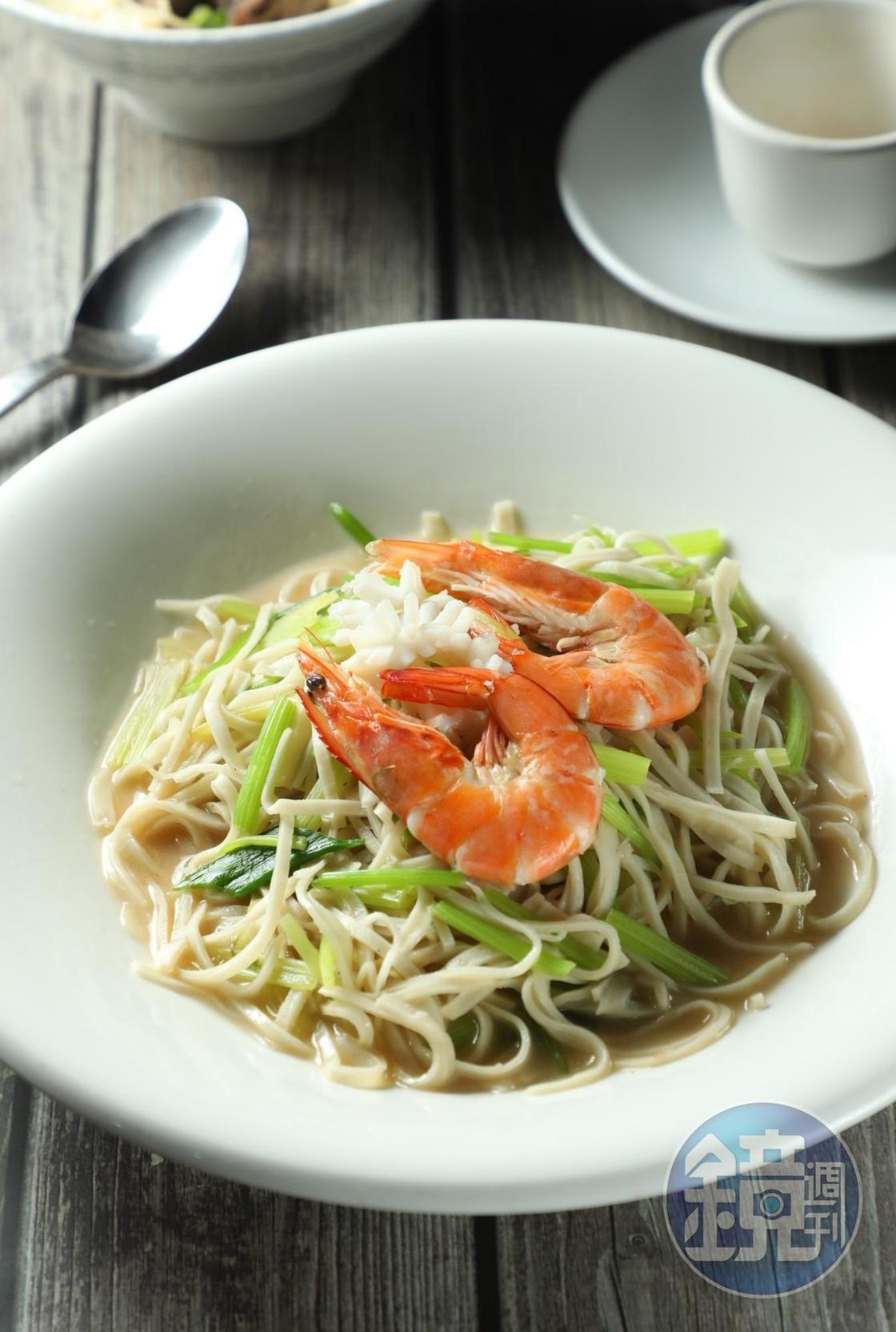 這盤料多實在的「馬祖魚麵」麵體以貨真價實的魚肉製作。（330元／份）
