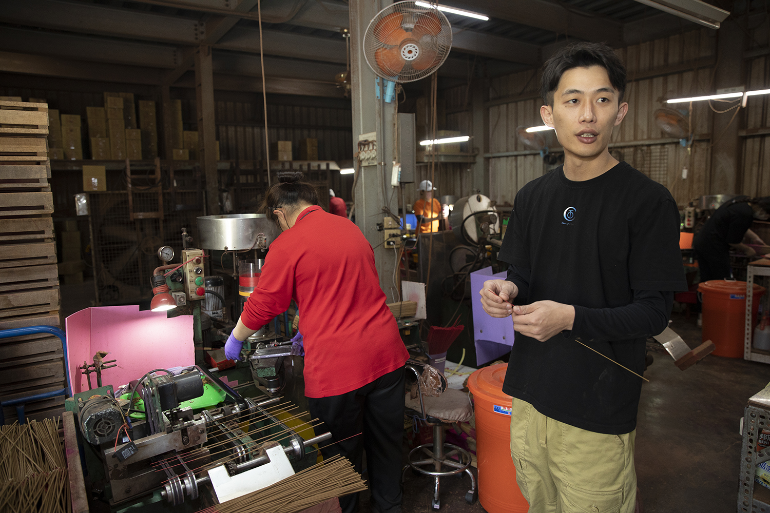 李健滐（右）從小在製香廠長大，過去沒想過接手家業，見父母年歲漸長，身為長子的他還是決定回家幫忙。