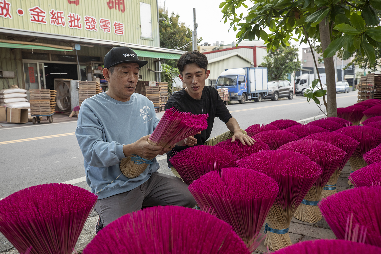 雲林北港的杏美製香創立逾60年，從廟口賣束香起家，現由二代李招政（左）與兒子李健滐（右）一起經營。