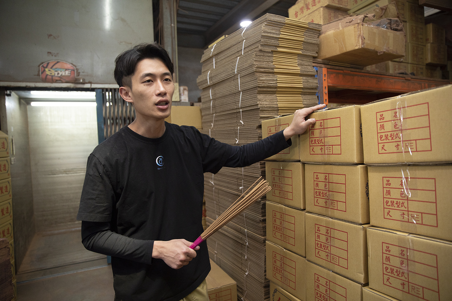 李健滐(前)從小在製香廠長大,過去沒想過接手家業,見父母年歲漸長,身為長子的他還是決定回家幫忙。