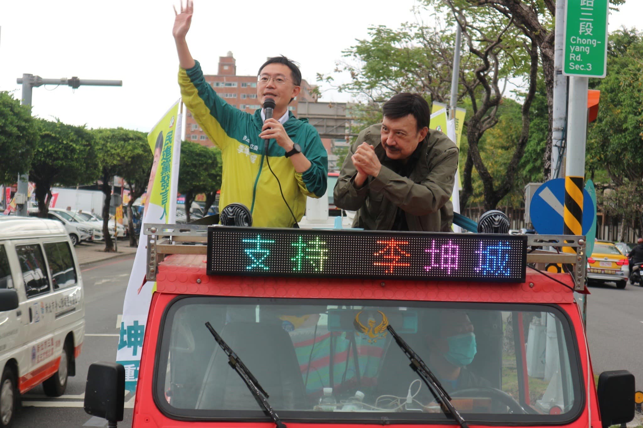 李坤城（左）在民進黨初選中勝出，將接棒余天（右）力拚2024立委大選。（翻攝自李坤城臉書）