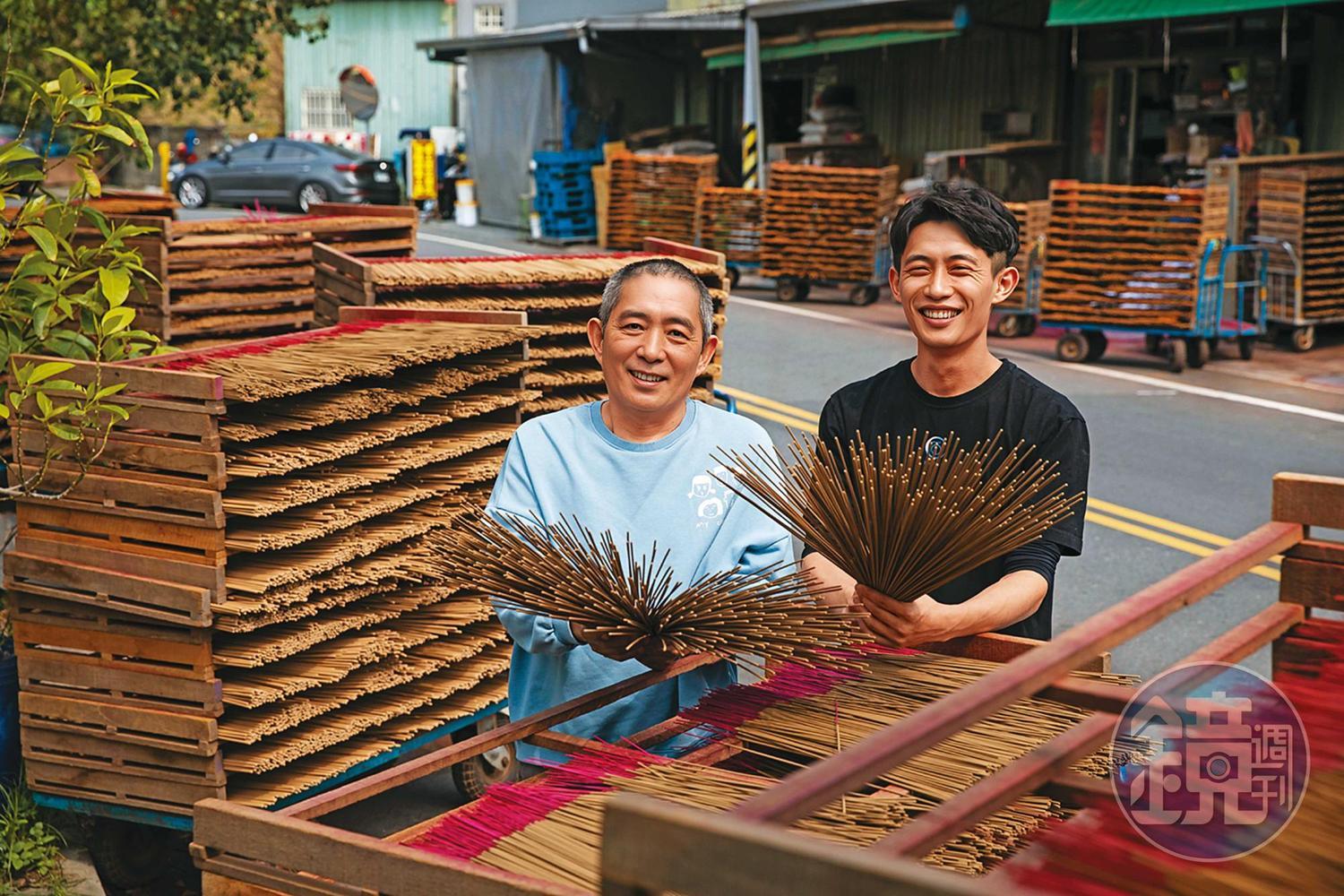 雲林北港的杏美製香創立逾60年,從廟口賣束香起家,現由二代李招政(左)與兒子李健滐(右)一起經營。