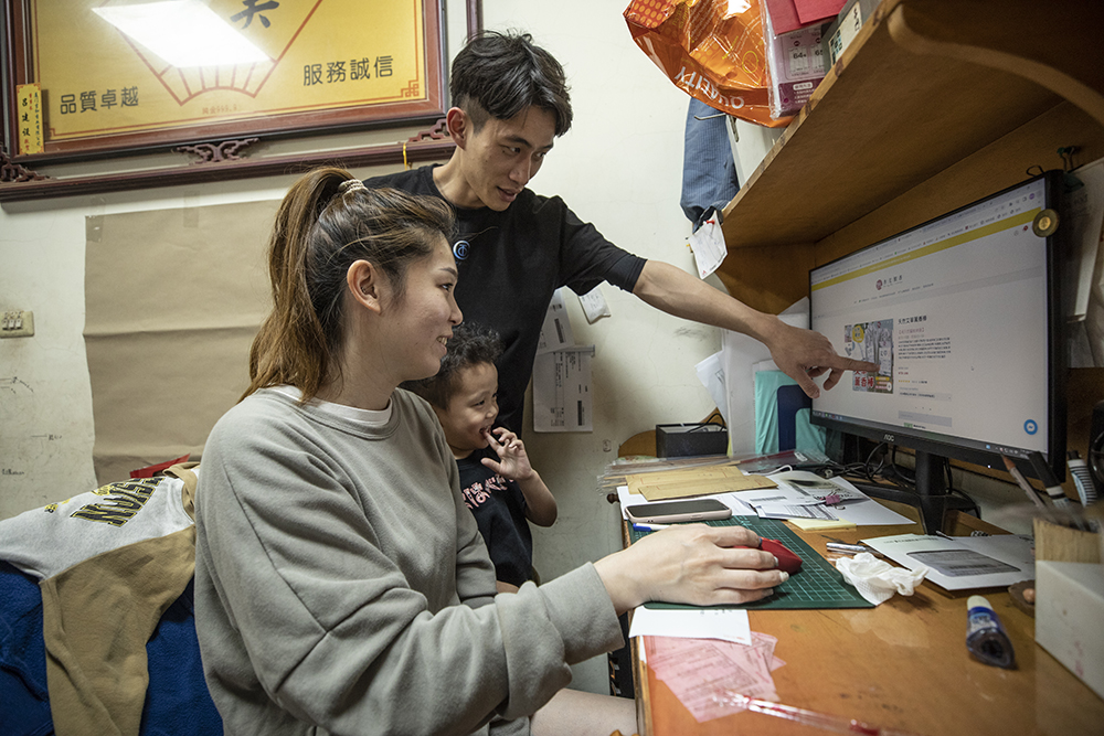 李健滐(後)進入杏美製香後,積極經營電商平台,妻子與孩子都成為幫手與模特兒。
