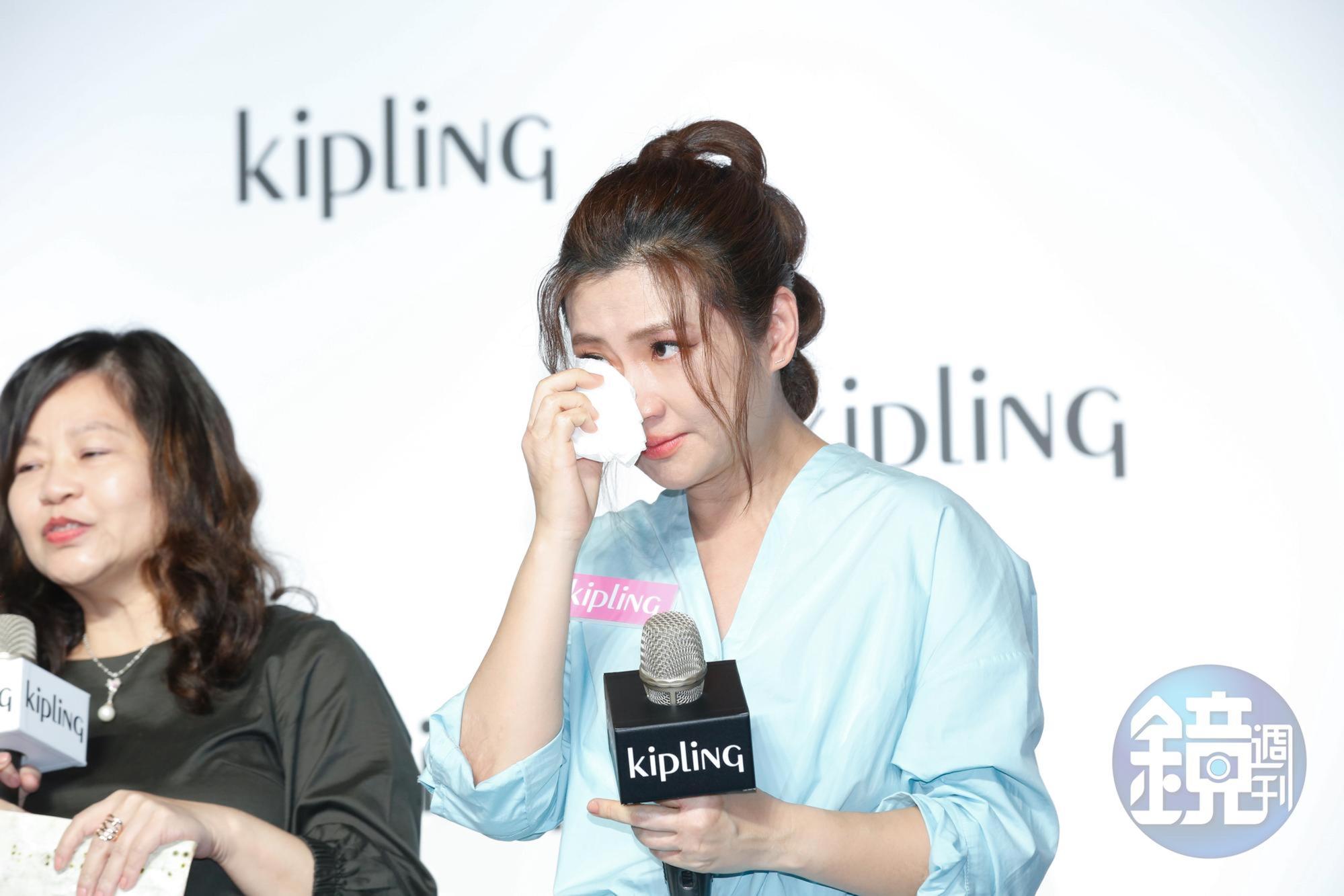 Selina聽到一位媽媽粉絲為了照顧天生全盲兒子時，一時淚崩。