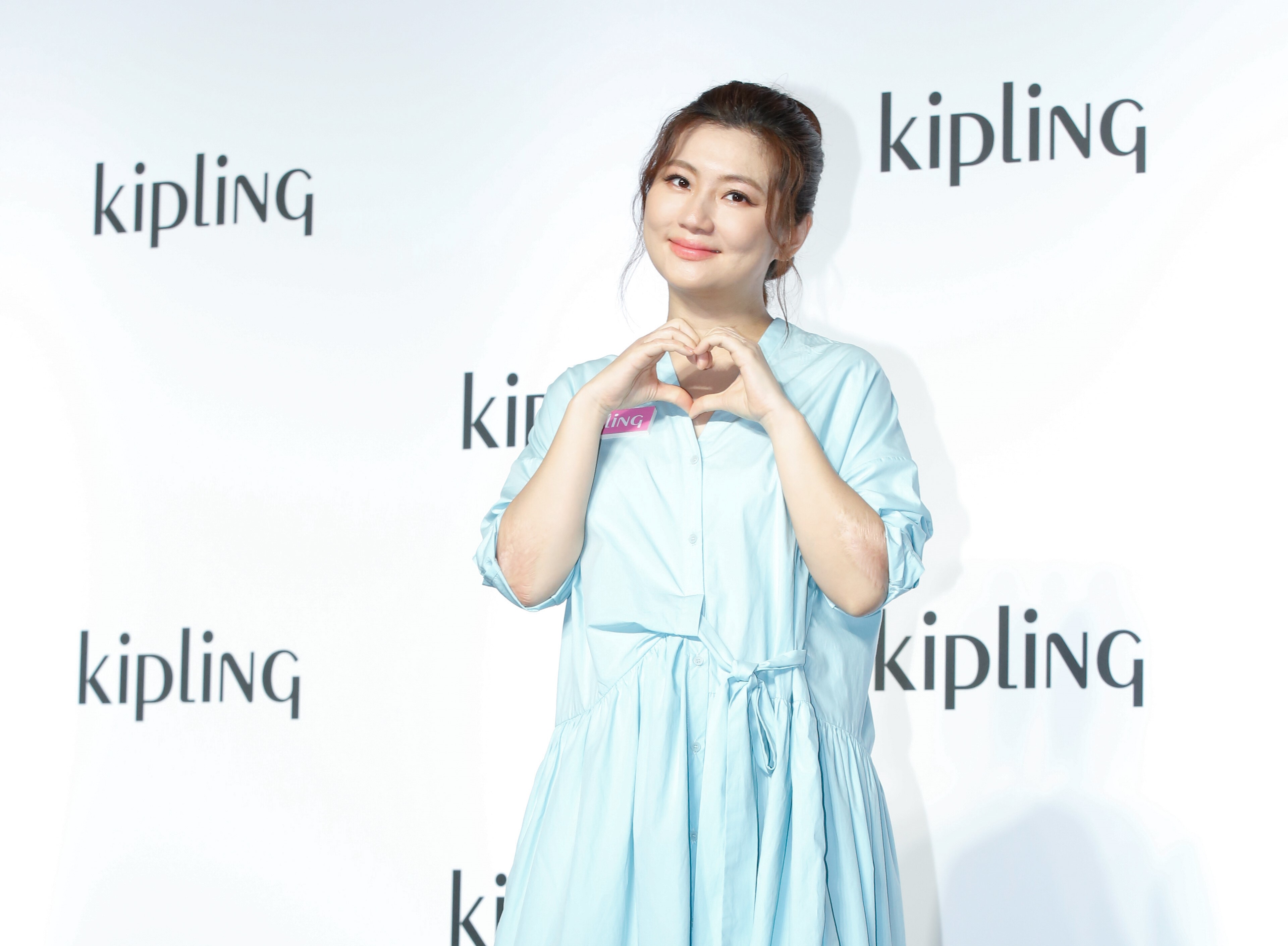 Selina任家萱為代言包包露面。