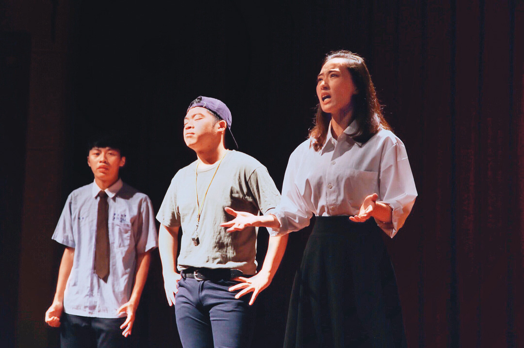 宋婭彤（右）除了是主持人外，近期也嘗試音樂劇演出。（翻攝自宋婭彤IG）