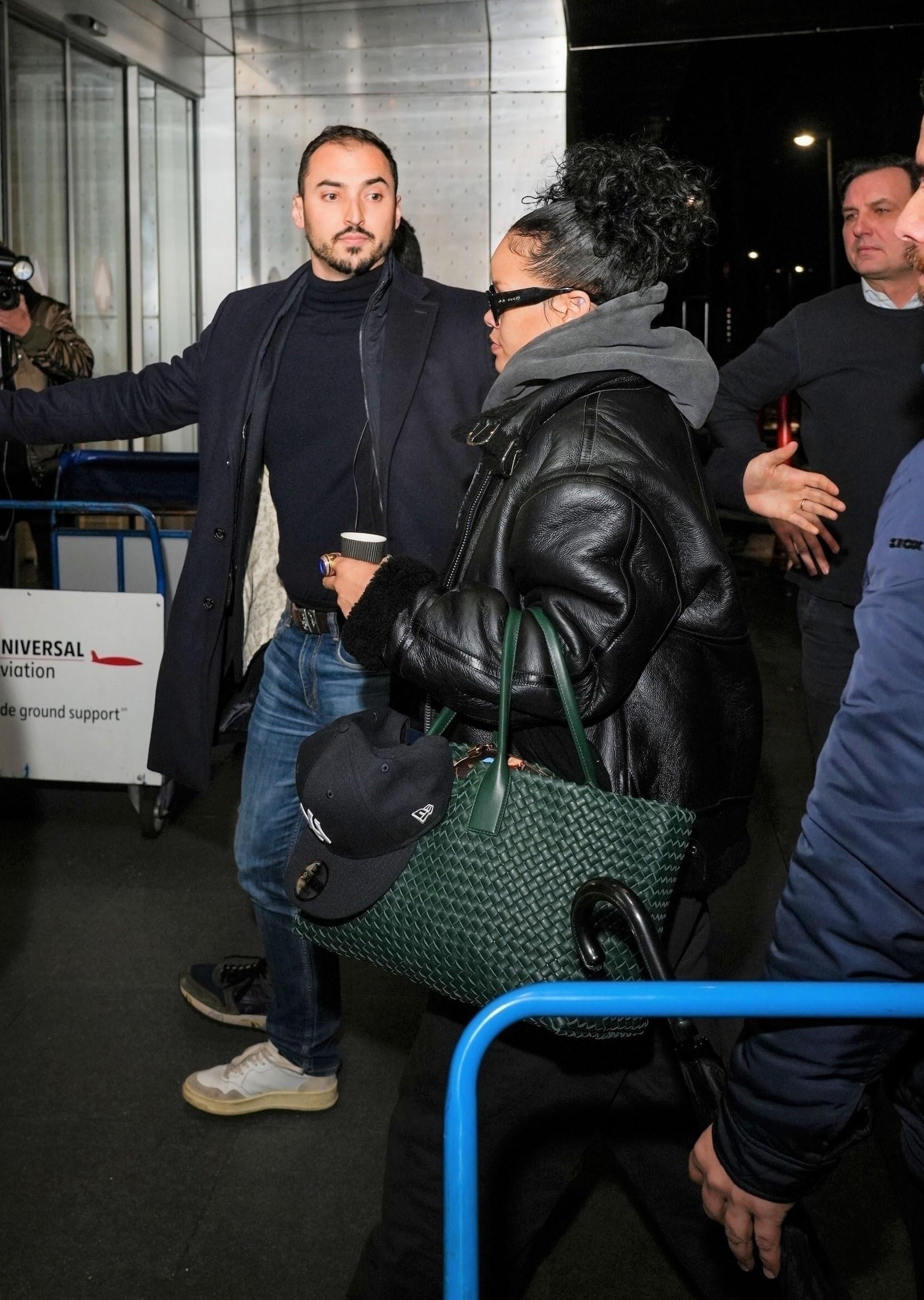 Rihanna手提Bottega Veneta的Cabat出街。(Bottega Veneta提供)