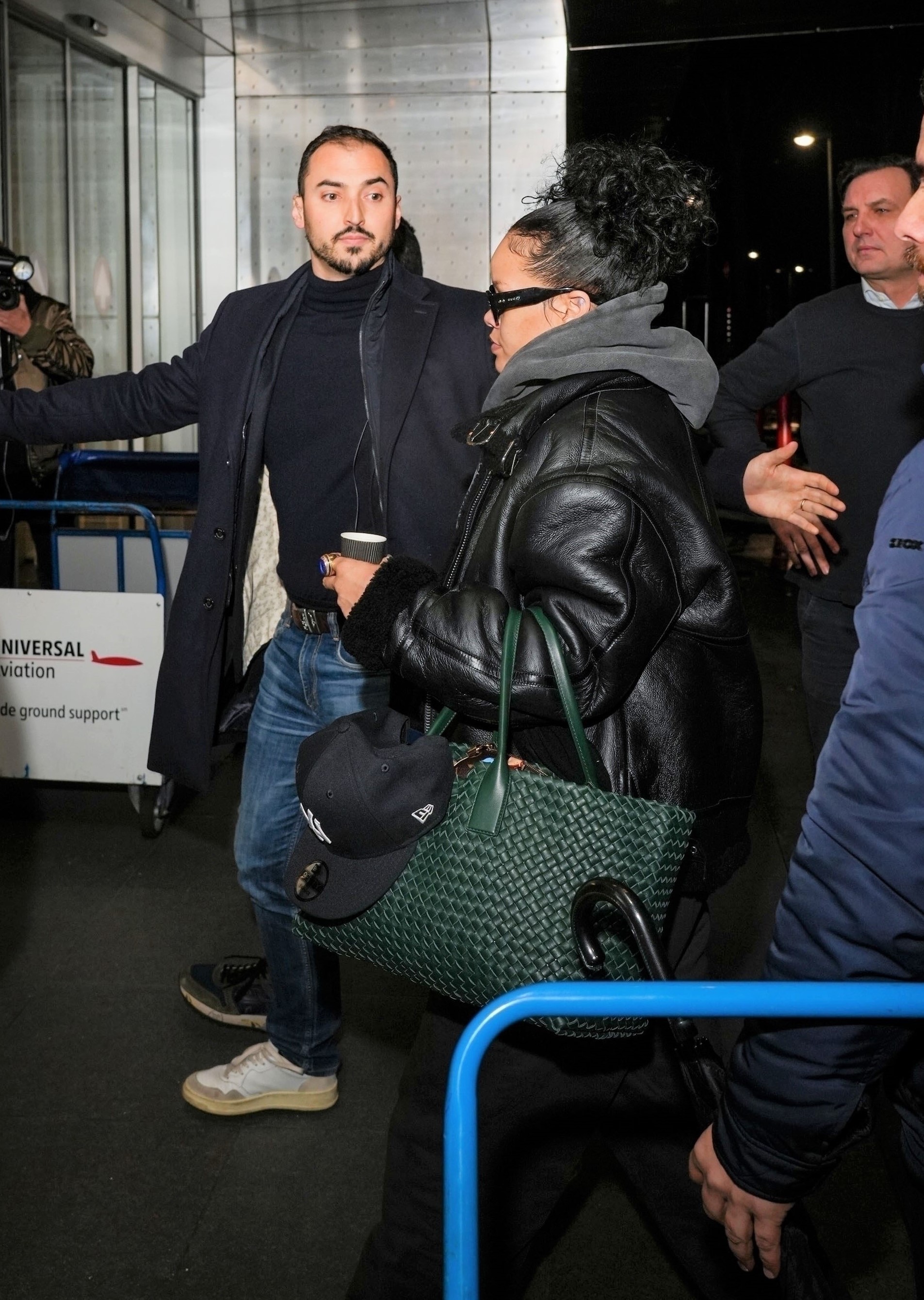 Rihanna手提Bottega Veneta的Cabat出街。（Bottega Veneta提供）