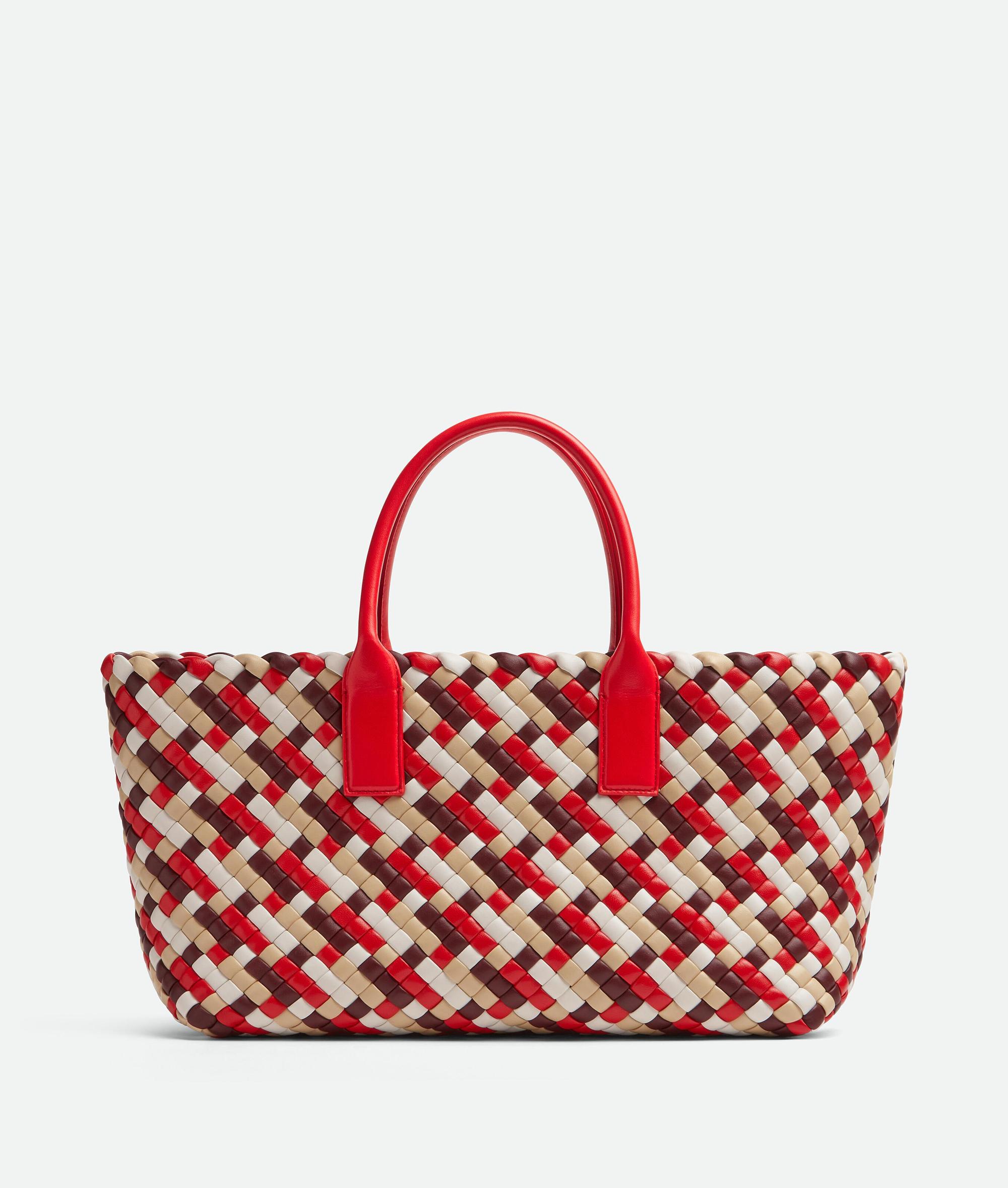 紅石色Cabat小型多彩編織托特包, NT$230,200 Bottega Veneta。(Bottega Veneta提供)
