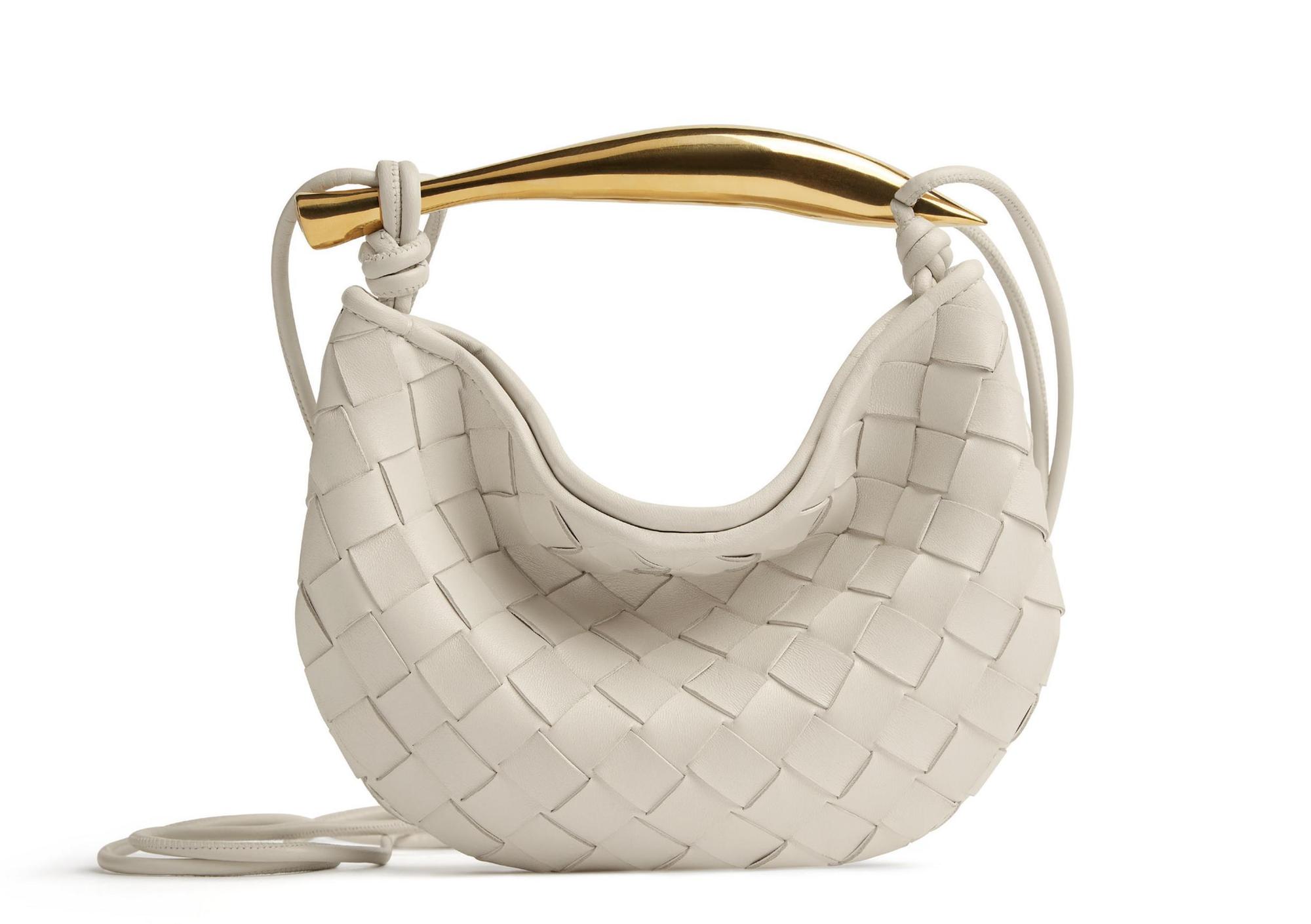 白色Mini Sardine編織羊皮金屬提把斜背包 NT$99,400 Bottega Veneta。(Bottega Veneta提供)