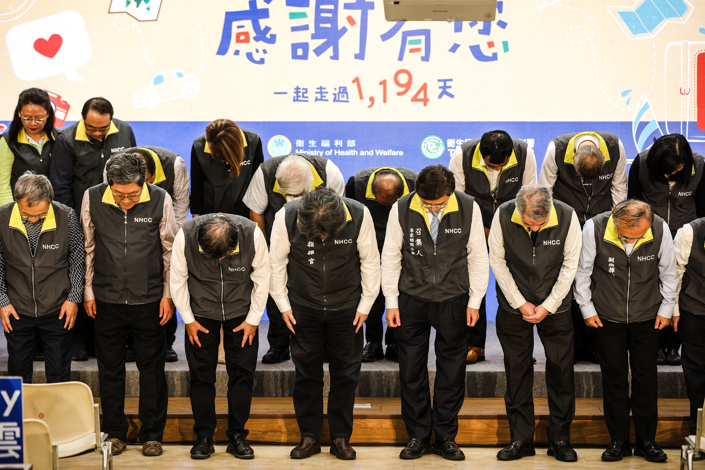 指揮中心解編，今召開最後一次記者會，辛苦的防疫同仁們今向大眾下台一鞠躬。