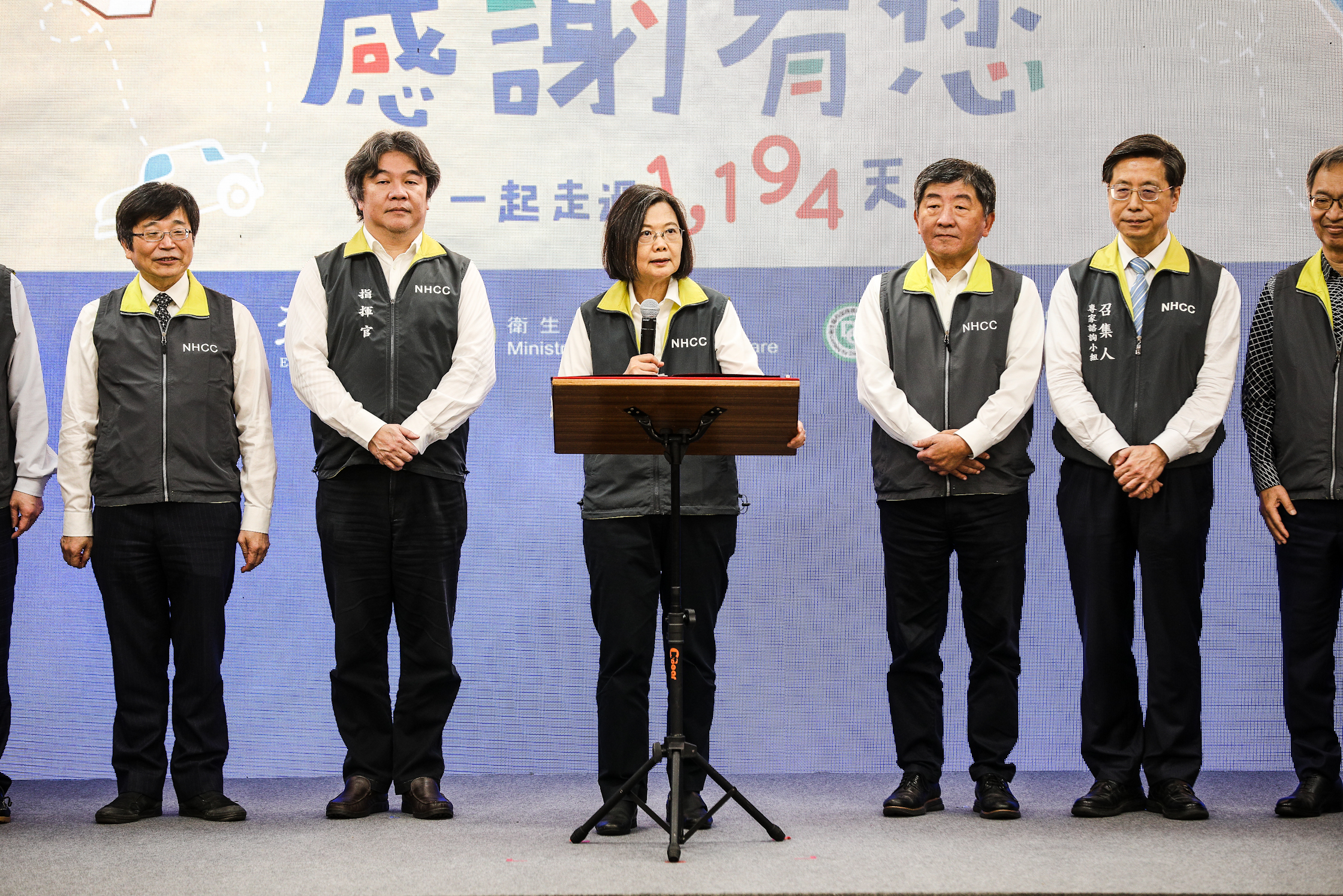 總統蔡英文也第10次前進指揮中心，進行最後視察並感謝人員辛勞。