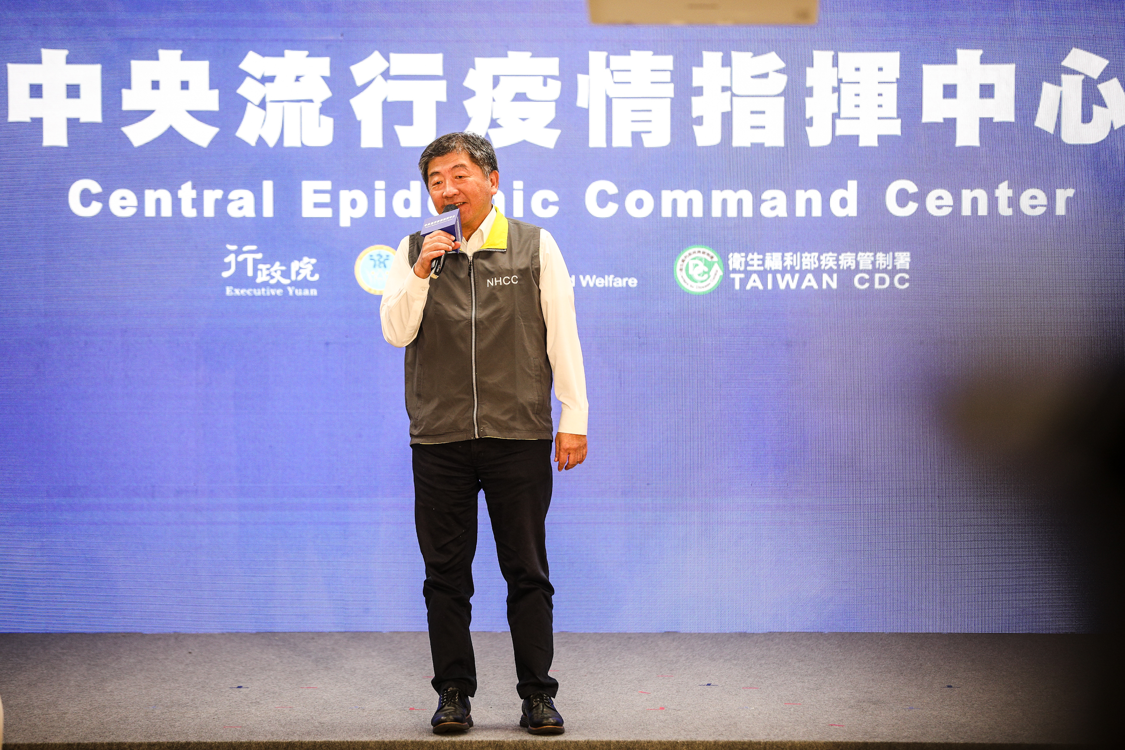 前指揮官陳時中今久違回到疫情記者會，並上台致詞。