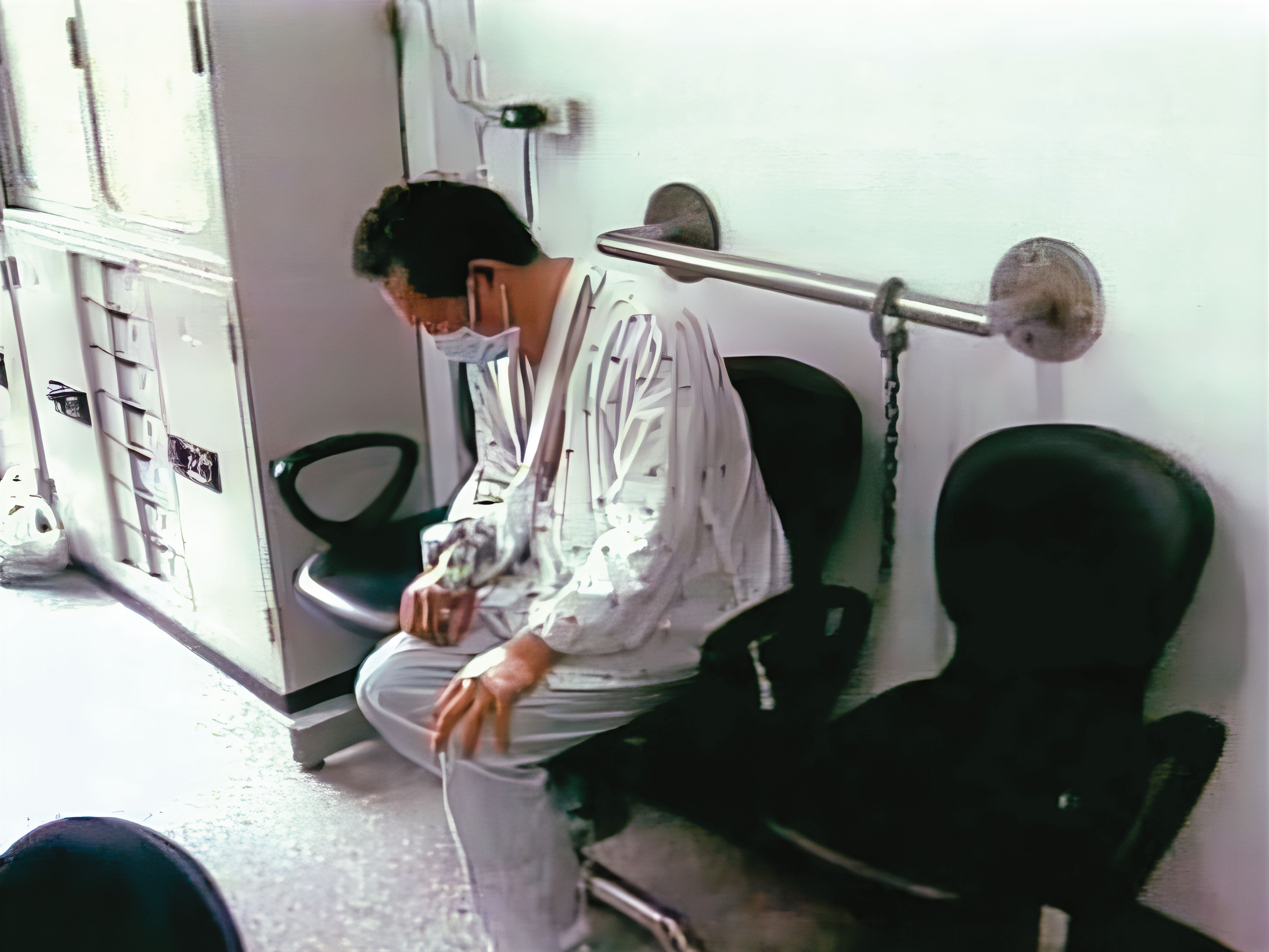 警方趕到醫院，將全身是傷、躺在病床上的陳瑞欽（圖）逮捕到案。（東森新聞提供）