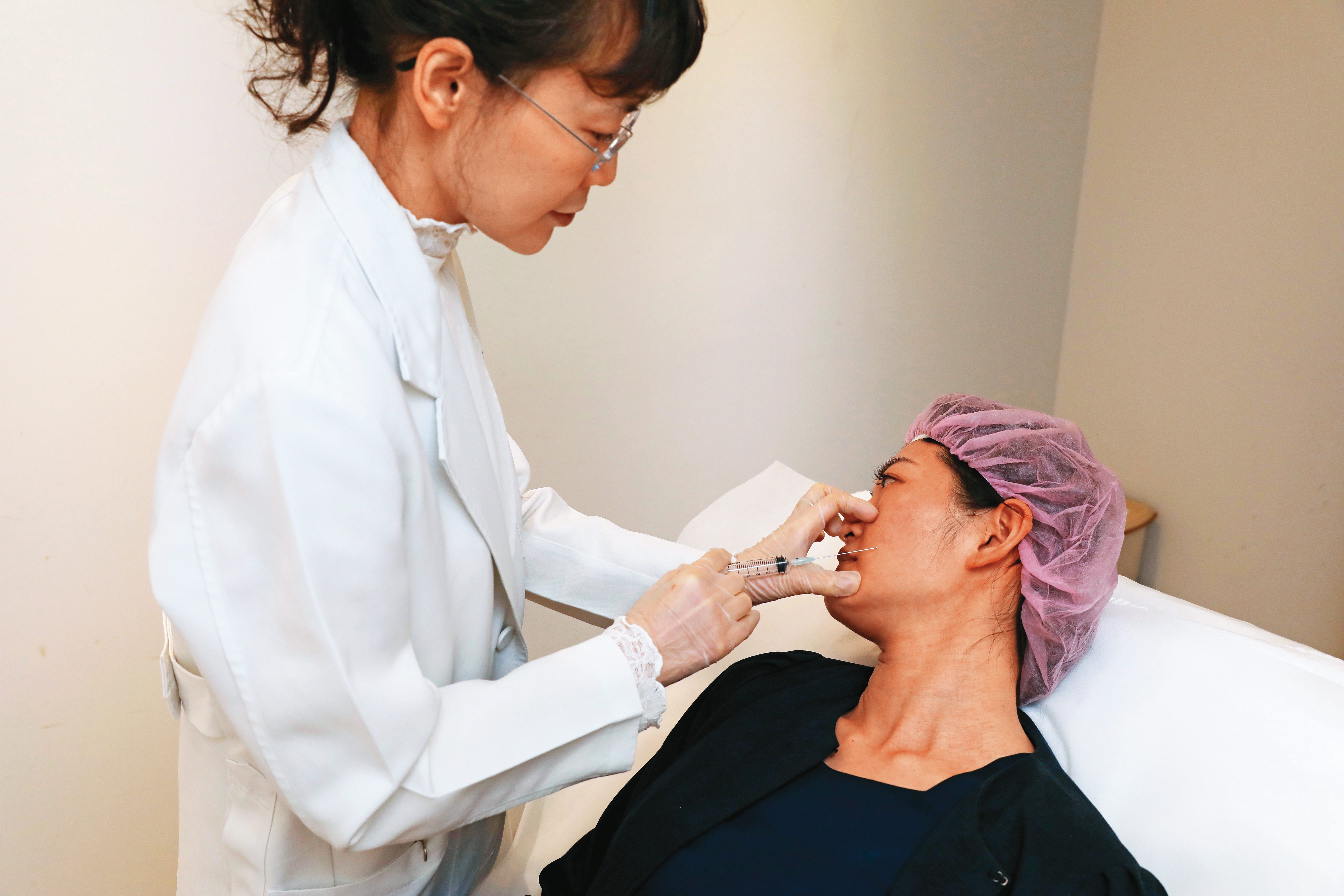 自體細胞提取並培養後，醫師針對患者皮下缺陷處施打。