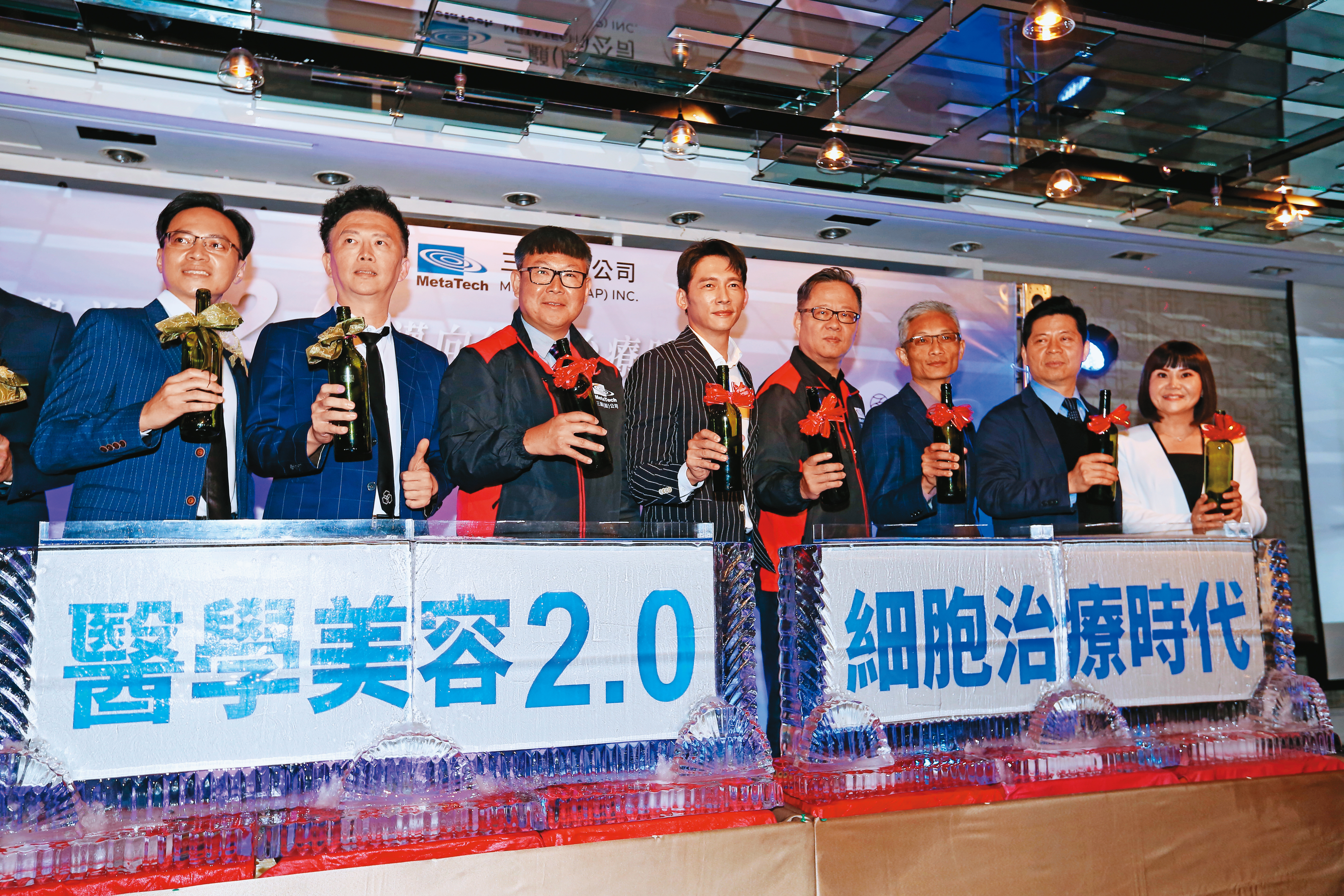 温昇豪（左4）自曝醫美回春，是台灣第一個為細胞治療技術站台的藝人。