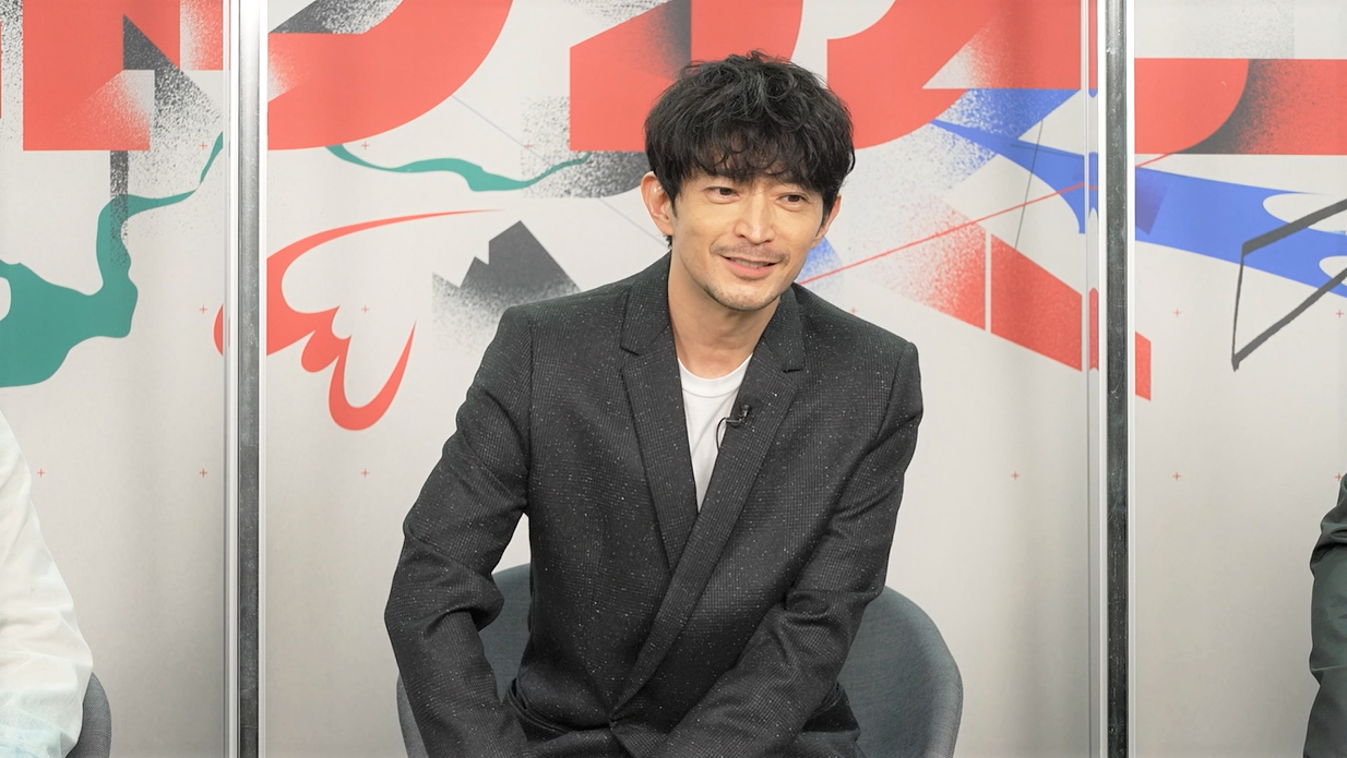 津田健次郎堪稱是日本最帥聲優，他曾交出不少經典代表作，私下作風平易近人。（Netflix提供）