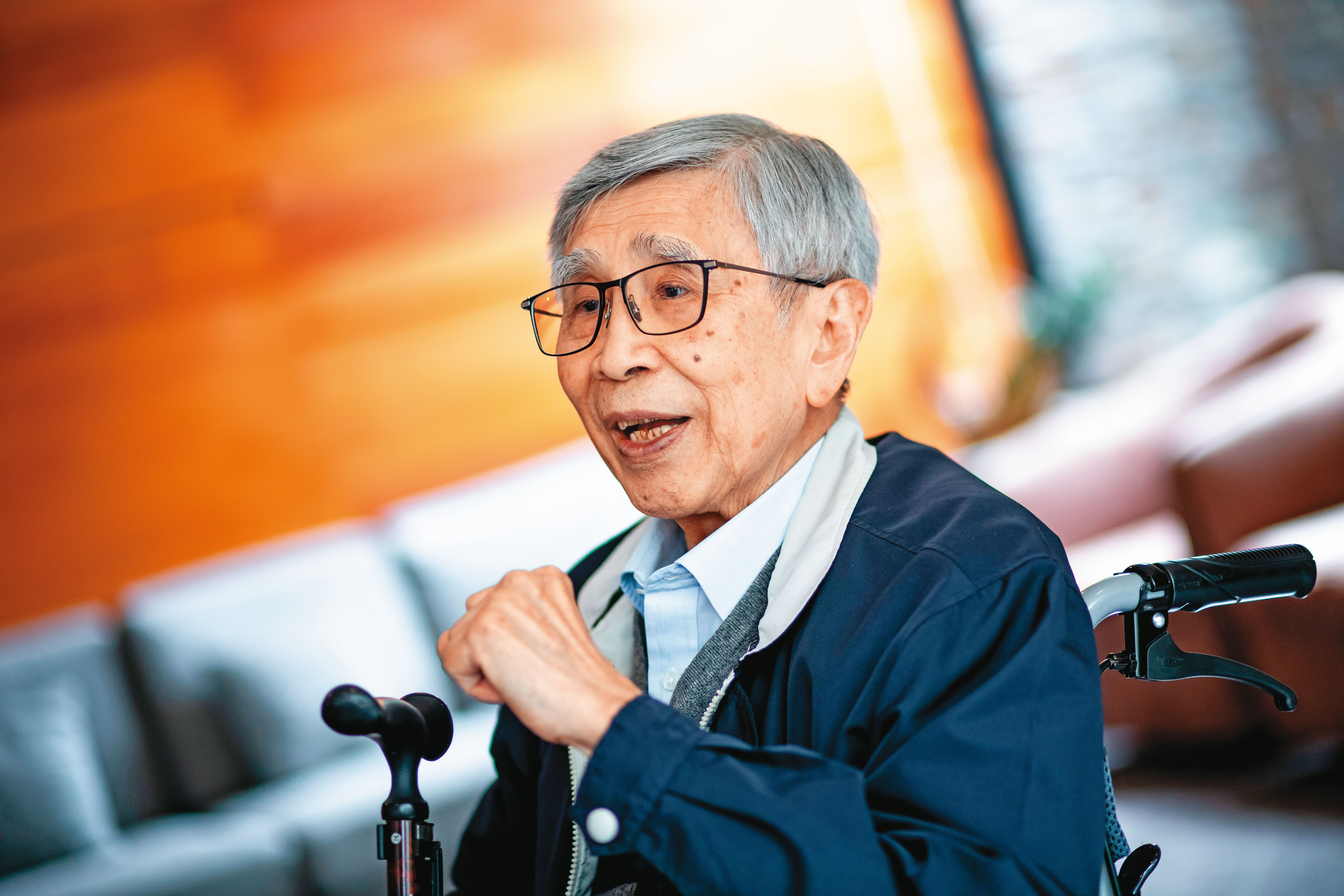 李明亮謙虛多禮，到社區大廳受訪時會感謝警衛安排，警衛擔心天冷，囑咐我們關窗，李明亮又道謝了一次。