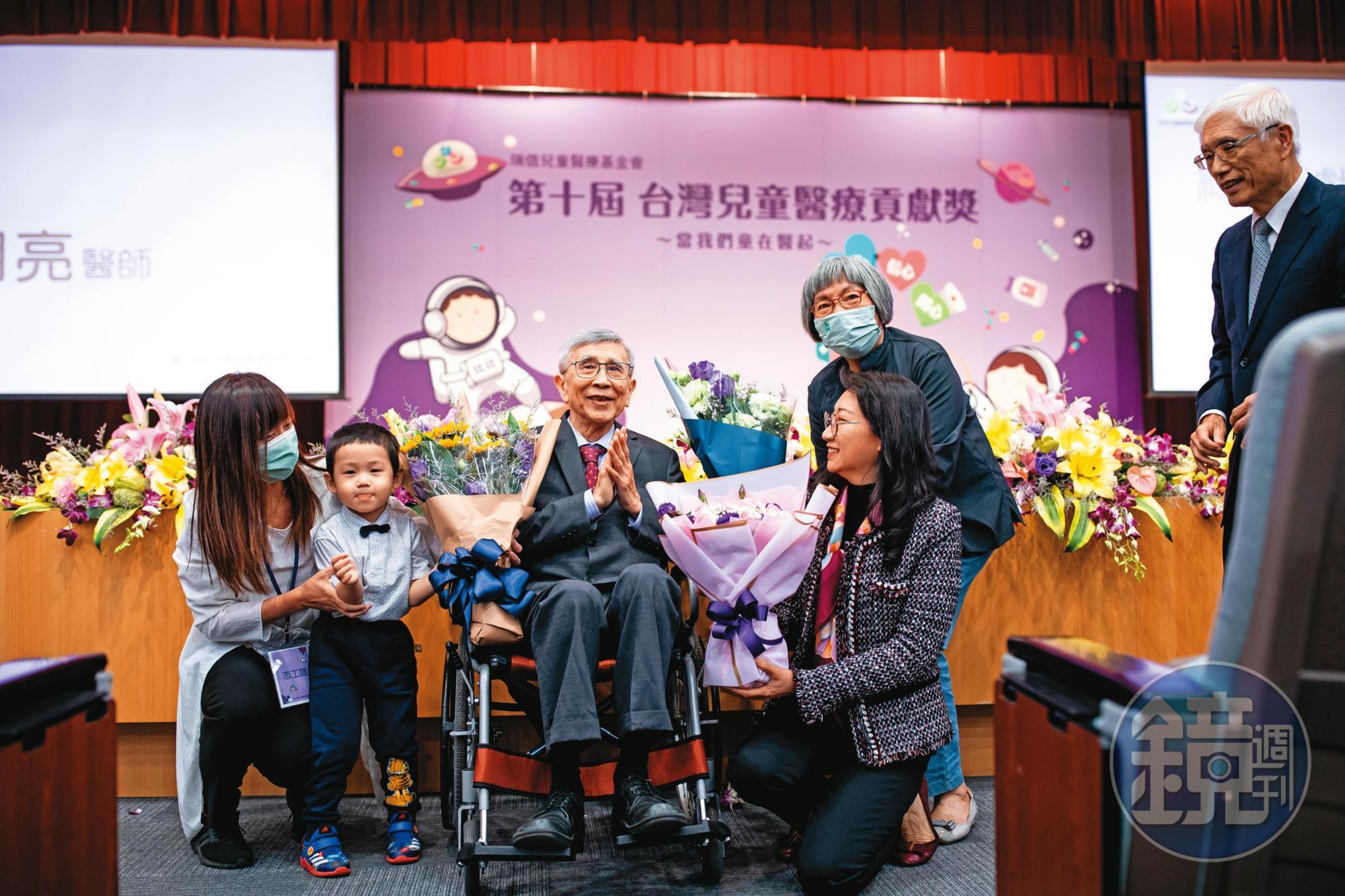 被奉為「台灣遺傳學之父」的李明亮（左三）， 在今年4月15日 獲頒兒童醫療貢獻獎的終生成就獎。