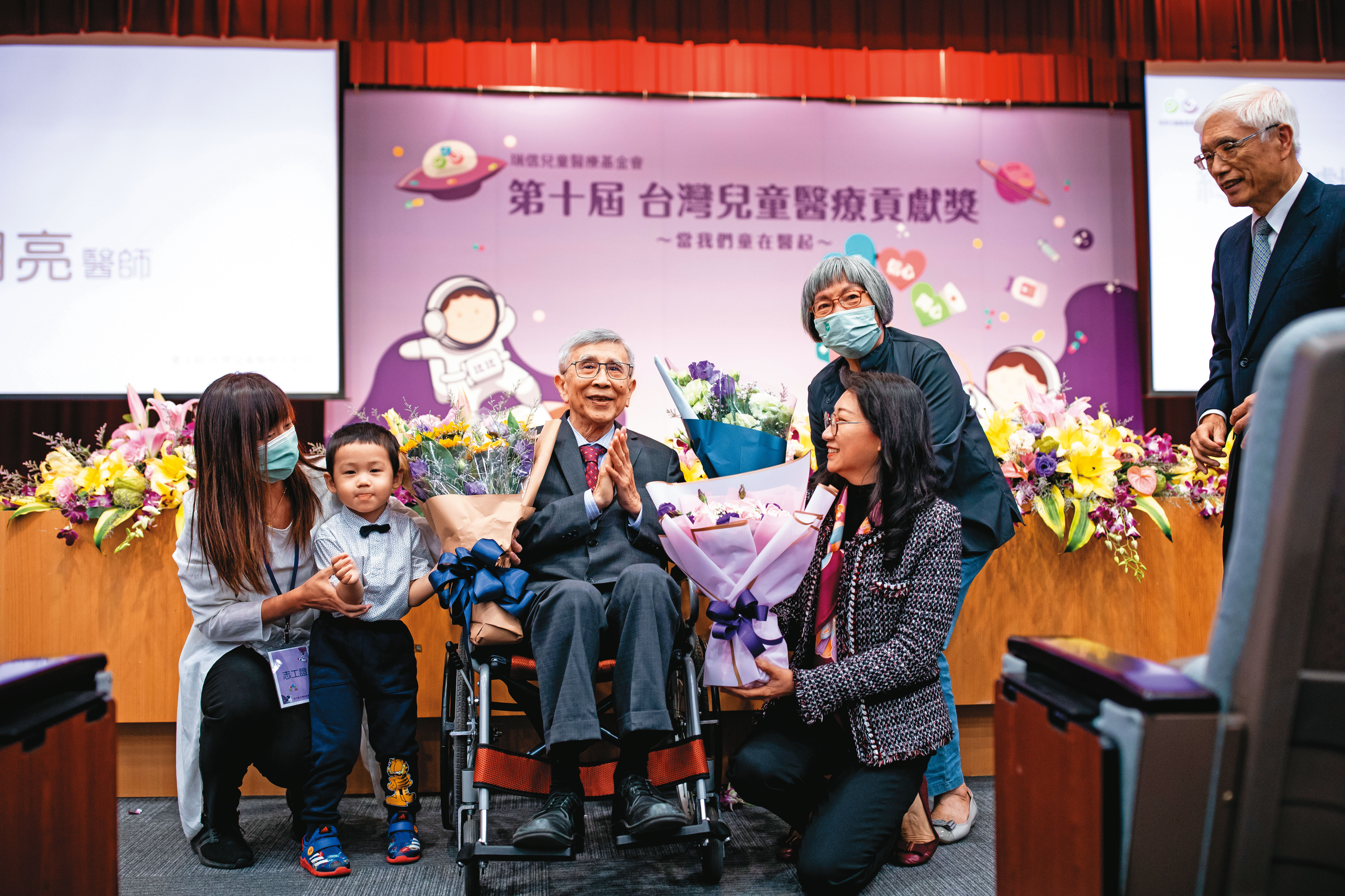 被奉為「台灣遺傳學之父」的李明亮（左三）， 在今年4月15日 獲頒兒童醫療貢獻獎的終生成就獎。