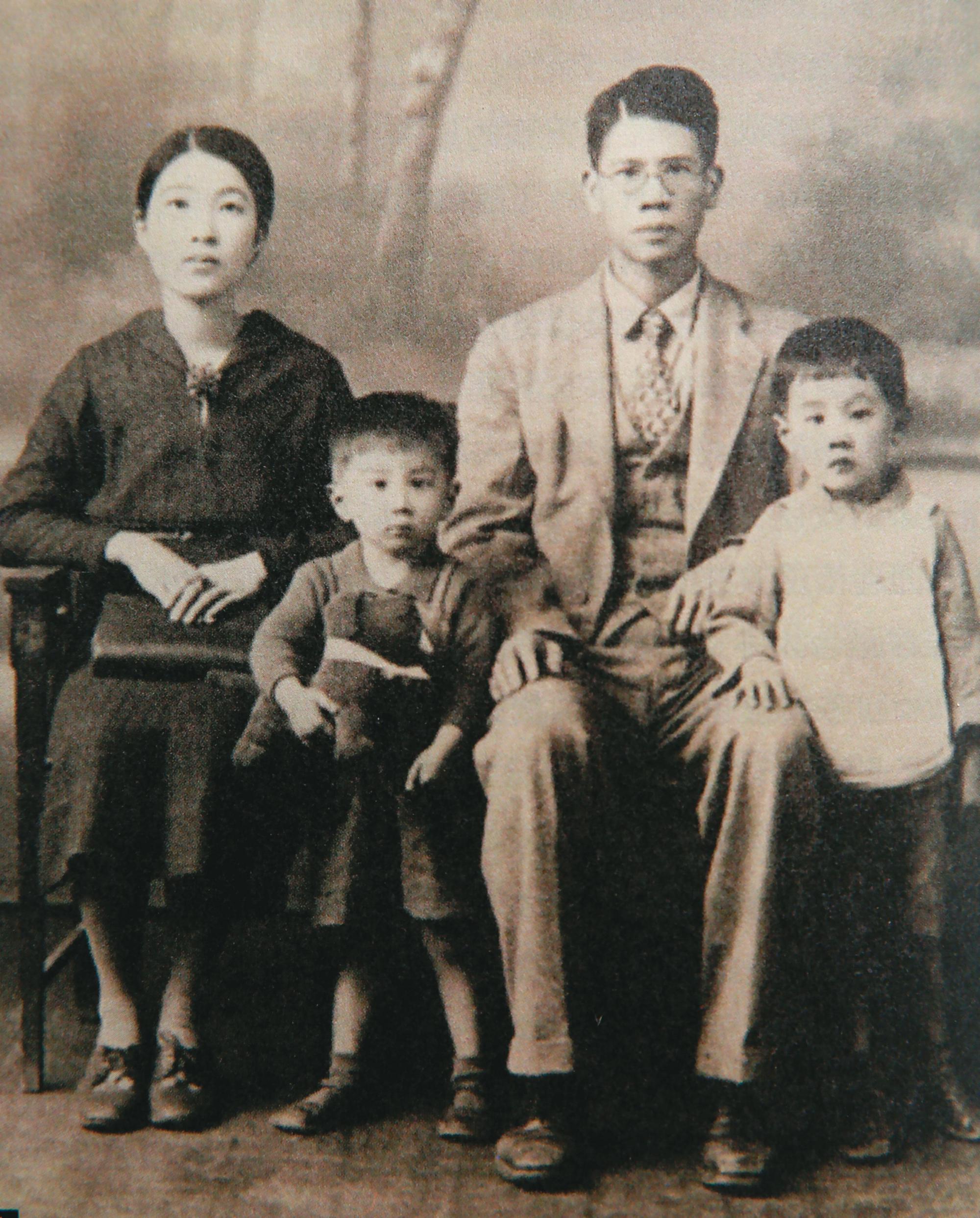 李明亮（左二）約4歲時，與父母親及大哥合照。（李明亮提供）