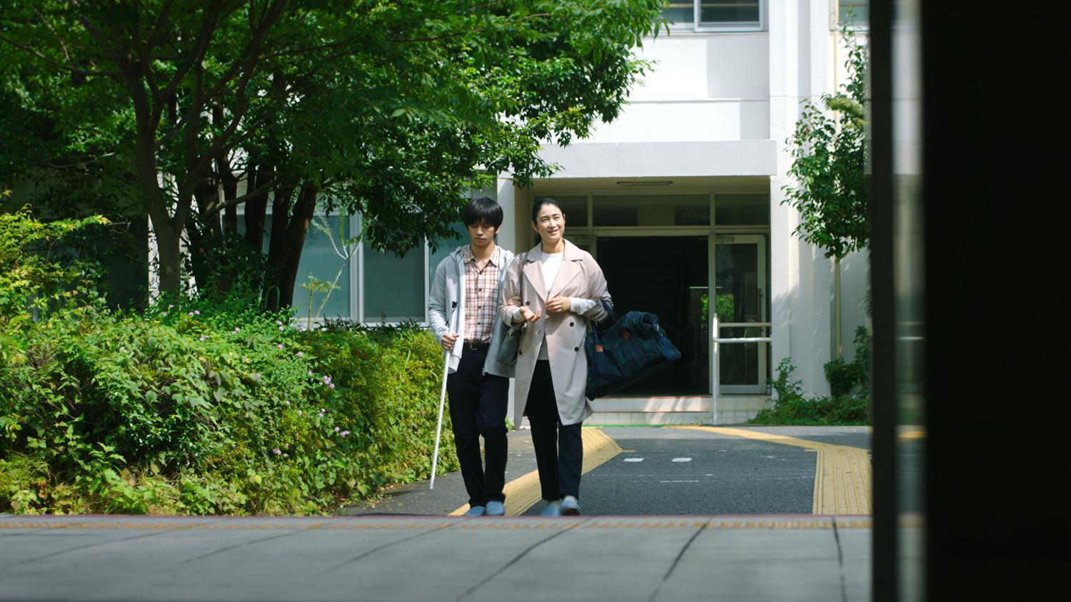 小雪(右)與新生代男星田中偉登分別飾演母親令子和盲聾的福島智,兩人在開鏡前也特地去見了當事人。(威視電影提供)