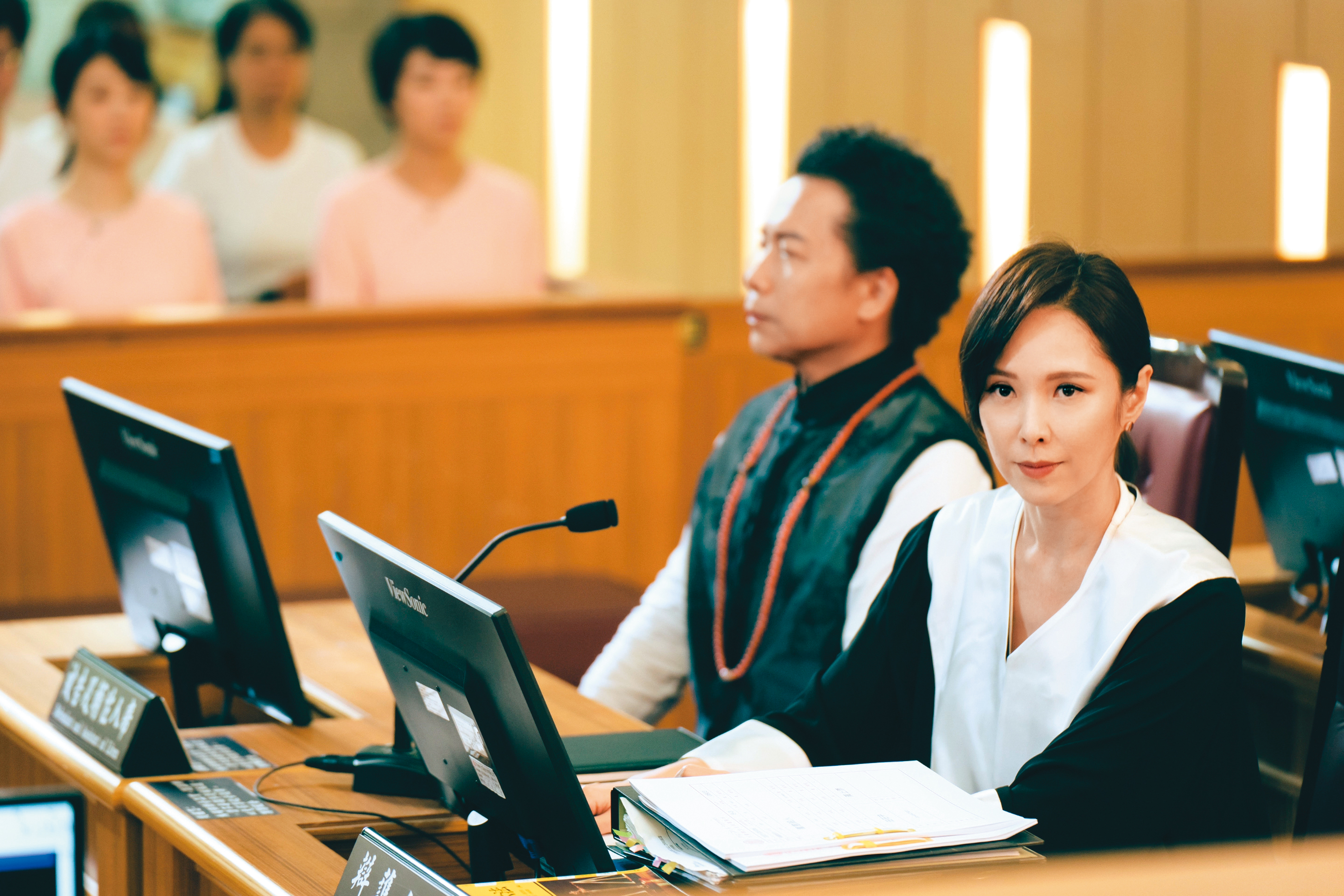 天心（右）飾演為當事人爭取最佳利益的律師，續集中將面對更多人性考驗。（群之噰傳播提供）