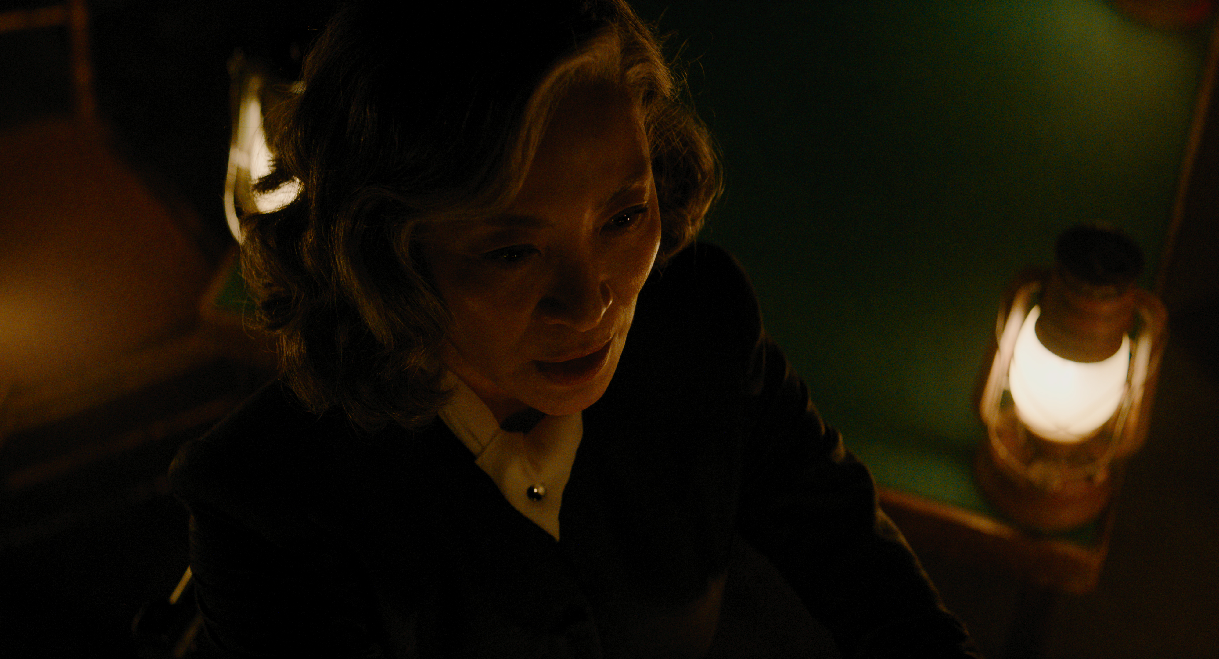 楊紫瓊再次突破銀幕形象，在《威尼斯魅影謀殺案》扮演招魂的靈媒。（20世紀影業提供）