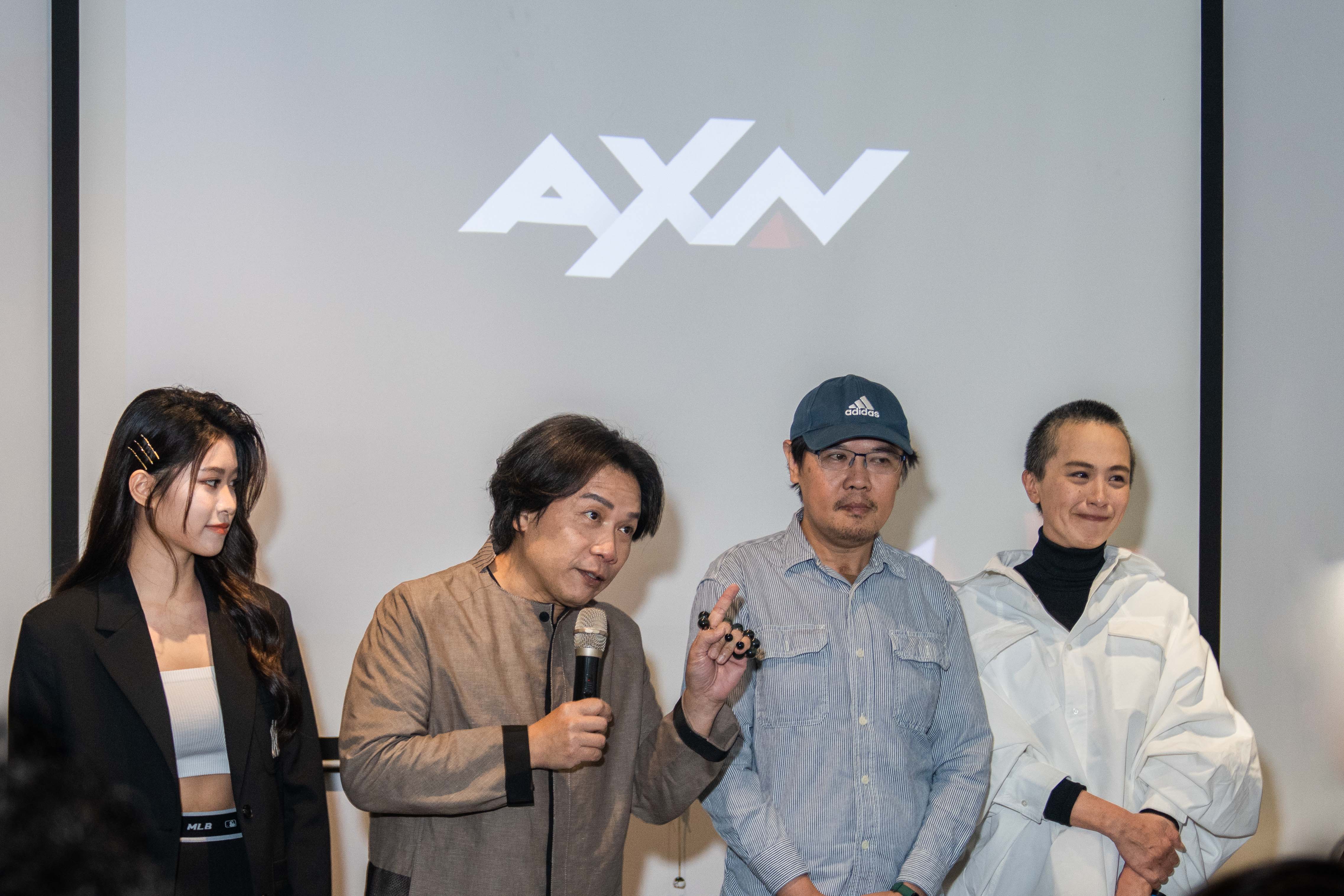 模仿功力一流的許傑輝（左二），曾經模仿王永慶引起話題，但王永慶去世後他竟好幾天全身發冷，去拜拜後狀況才消失。（AXN提供）