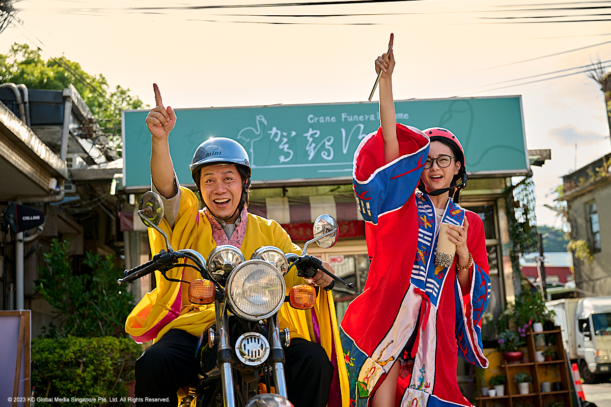 許傑輝與邵奕玫在《找死俱樂部》飾演一對父女，爸爸經營葬儀社，女兒在學校創立「找死俱樂部」，都與「死」有關。（AXN提供）