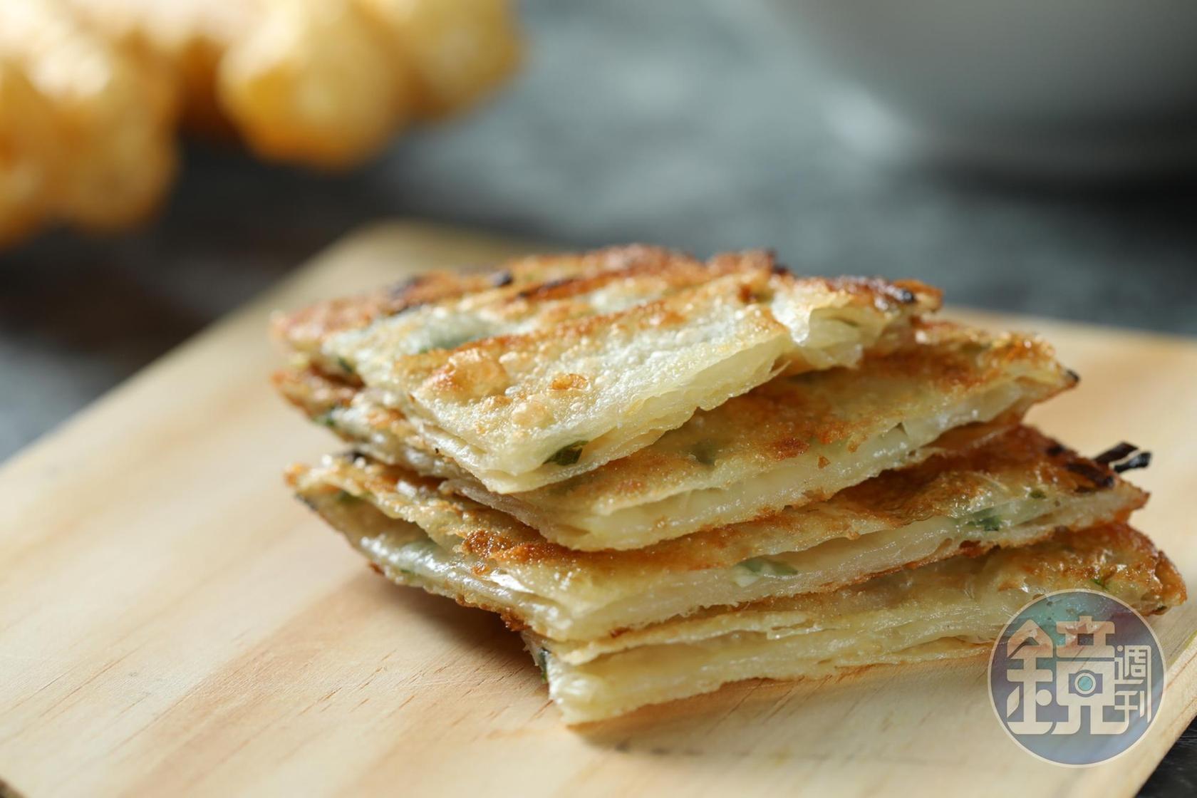現煎的「蔥油餅」香酥可口，搭配粥品可增加飽足感。（35元／份）