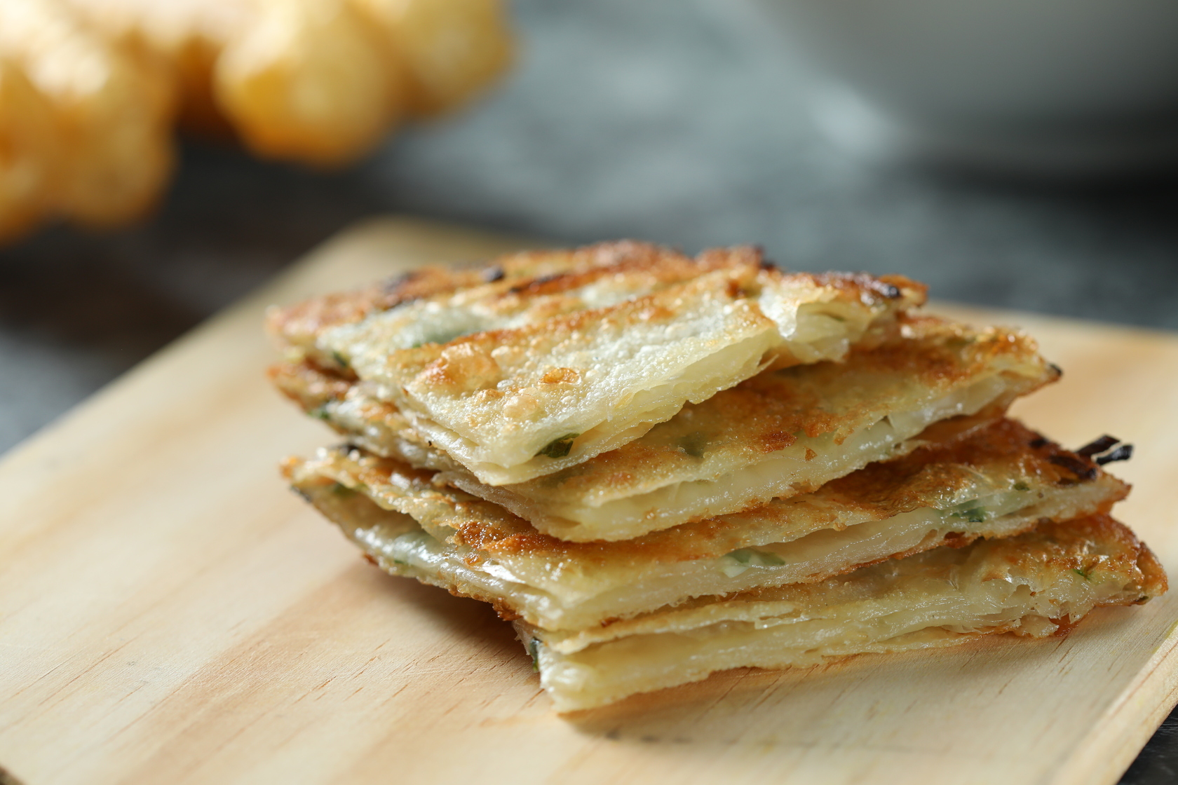 現煎的「蔥油餅」香酥可口，搭配粥品可增加飽足感。（35元／份）