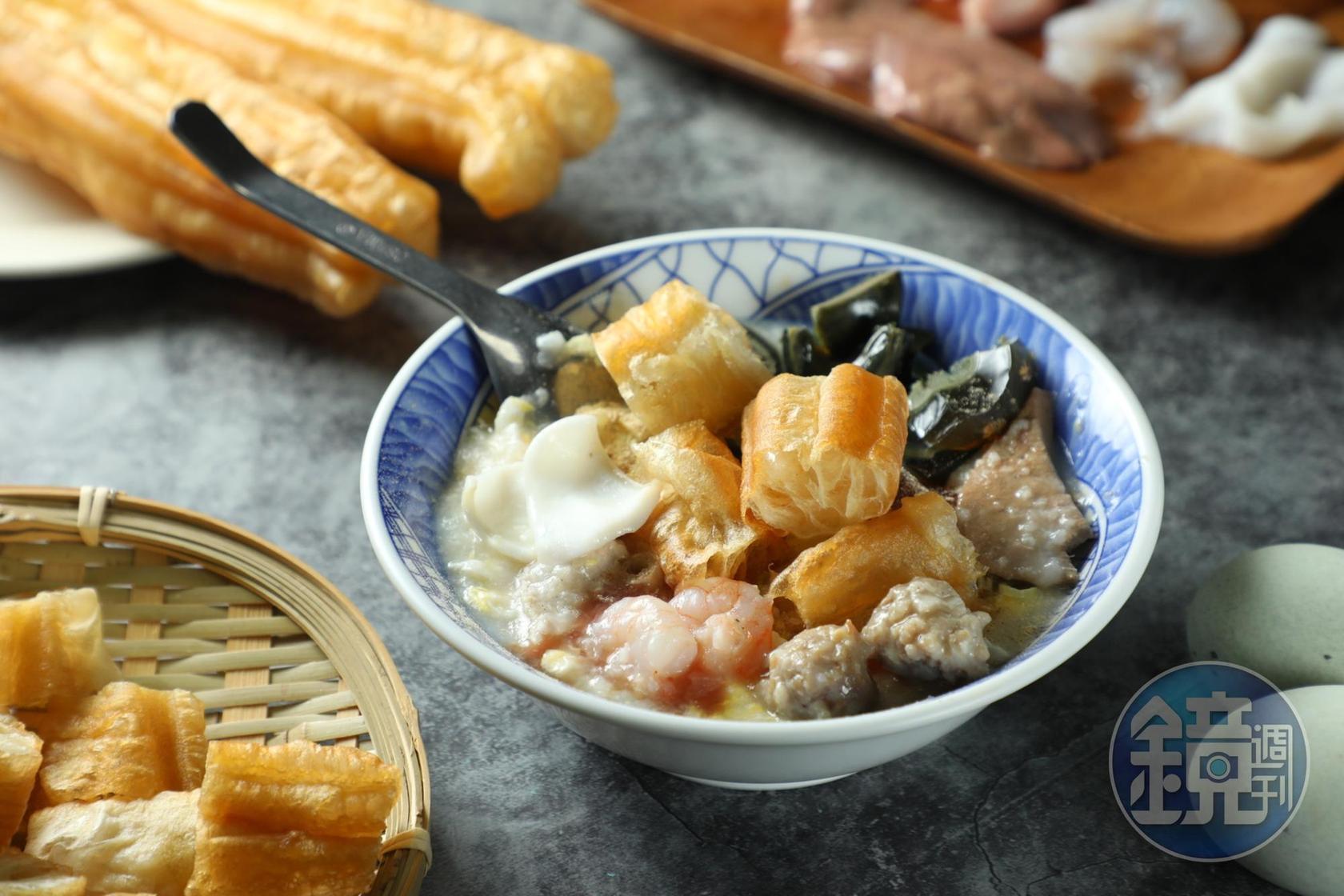 源珍味以金門及第粥獨門醬料為基底製作「荔灣艇仔粥」，包含6種料非常澎湃。（95元／碗，皮蛋另加20元）