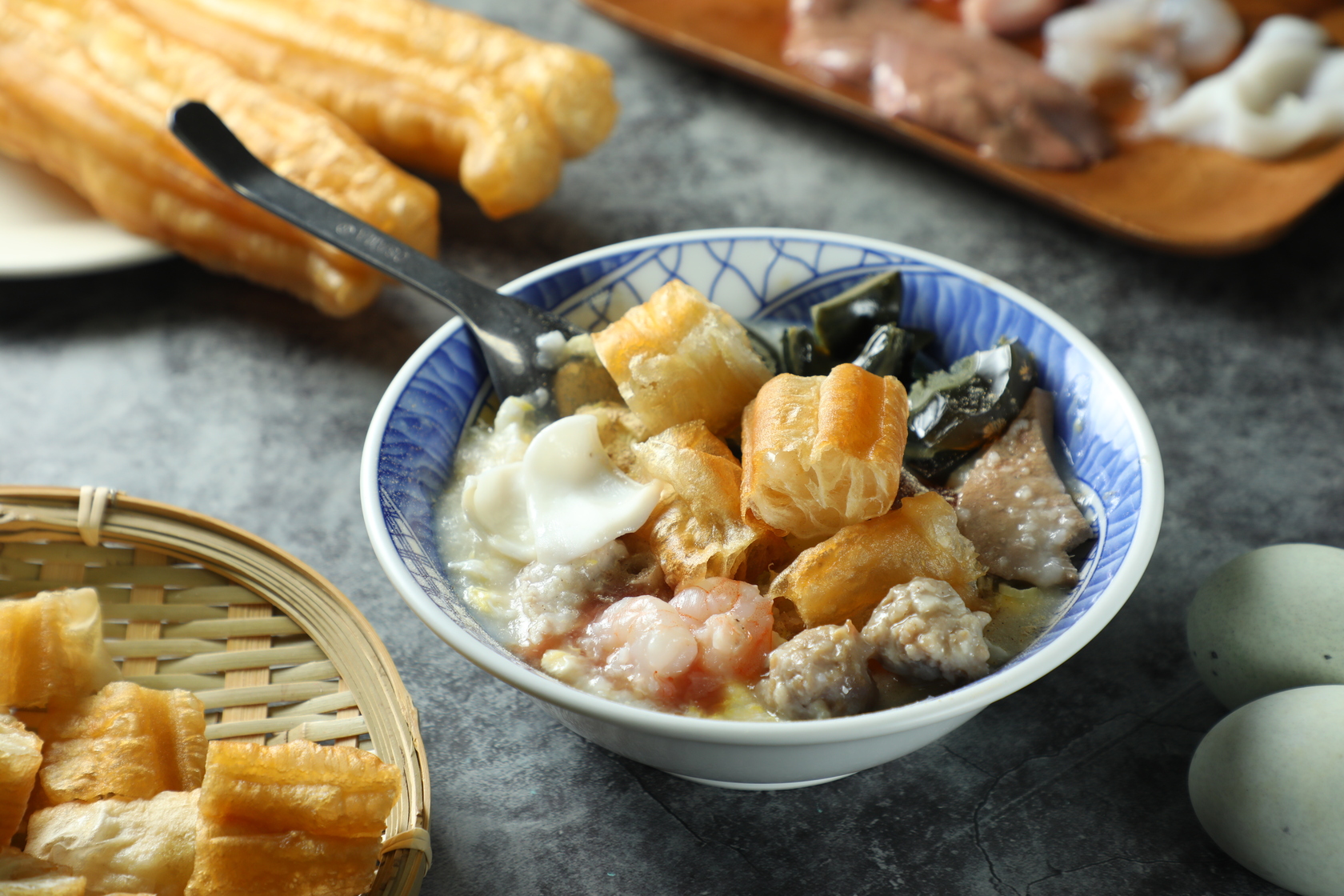 源珍味以金門及第粥獨門醬料為基底製作「荔灣艇仔粥」，包含6種料非常澎湃。（95元／碗，皮蛋另加20元）