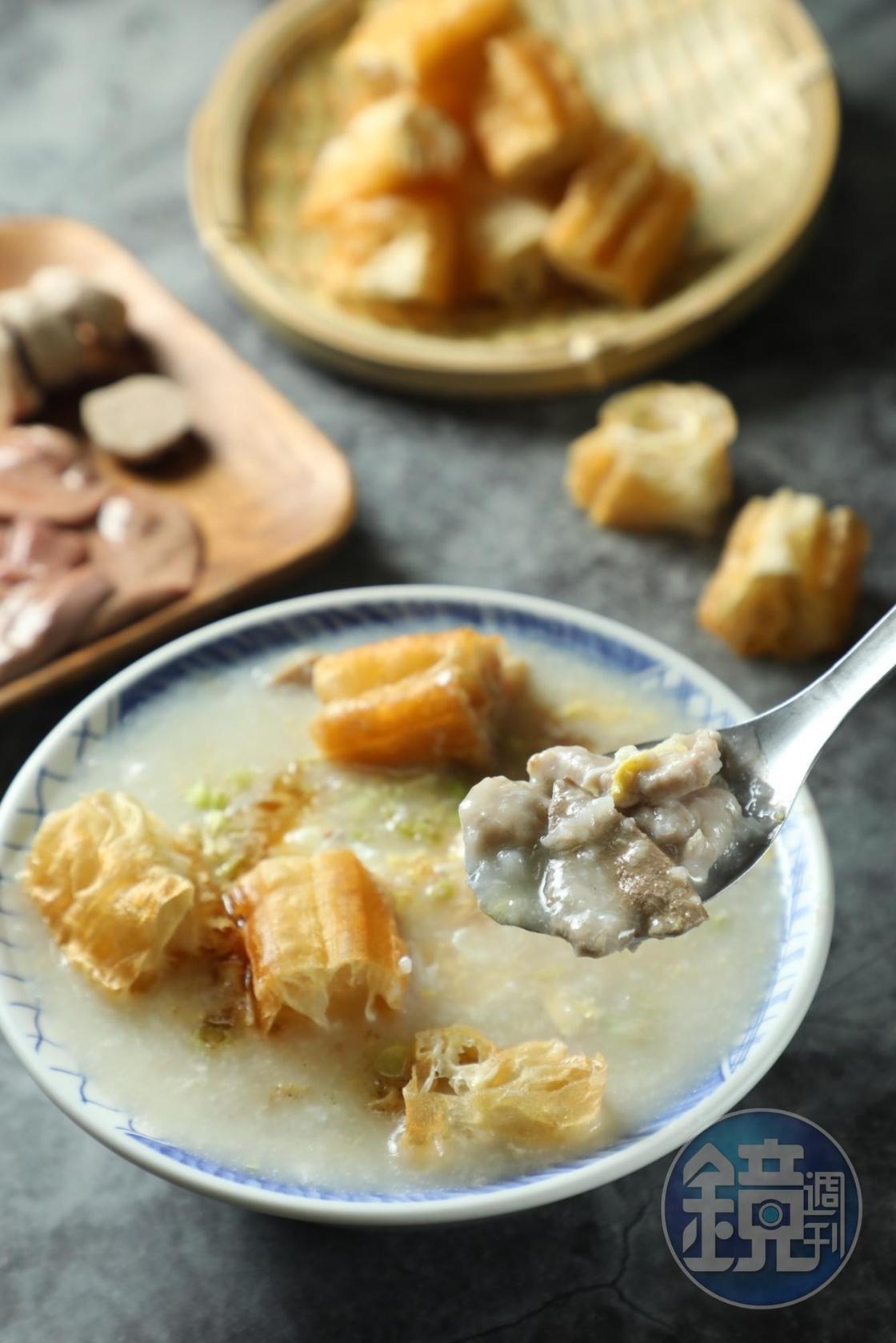 老闆黃銘逸父母研發的「金門招牌及第粥」有著獨特口味。（90元／碗）