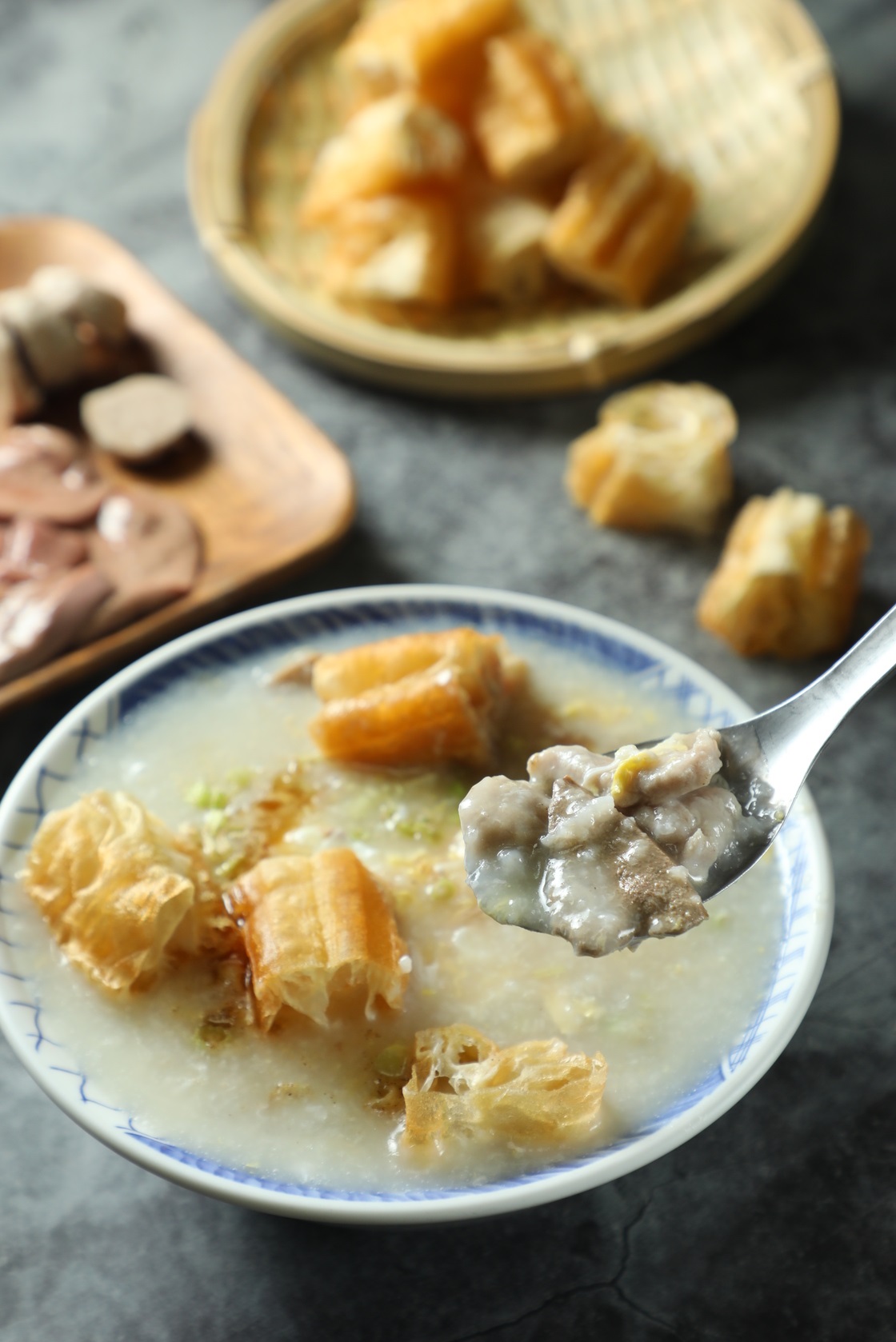 老闆黃銘逸父母研發的「金門招牌及第粥」有著獨特口味。（90元／碗）