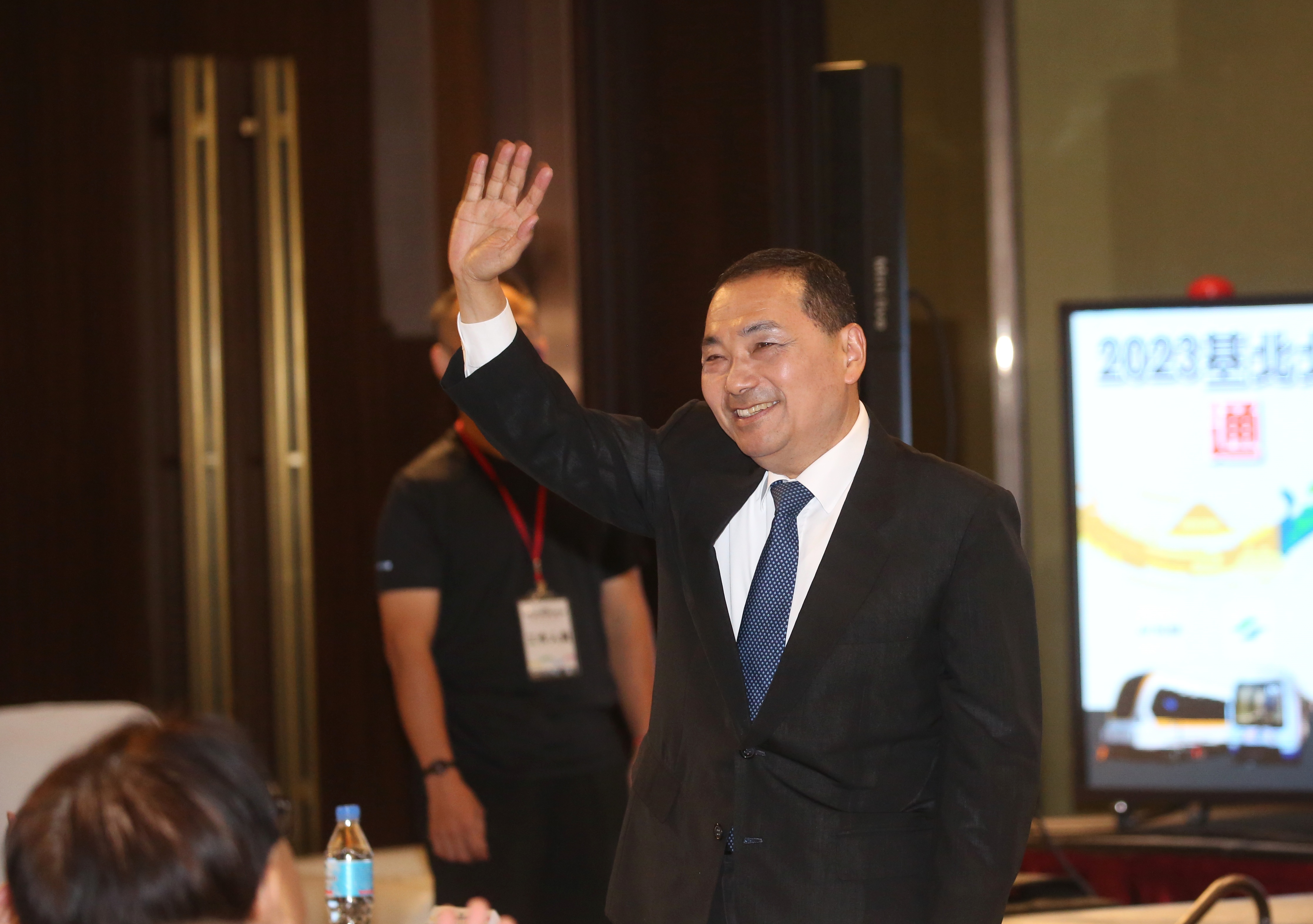 侯友宜以杯子和水比喻中華民國和台灣之間的關係，讓不少人聯想到上次總統大選時的韓國瑜。（本刊資料照）